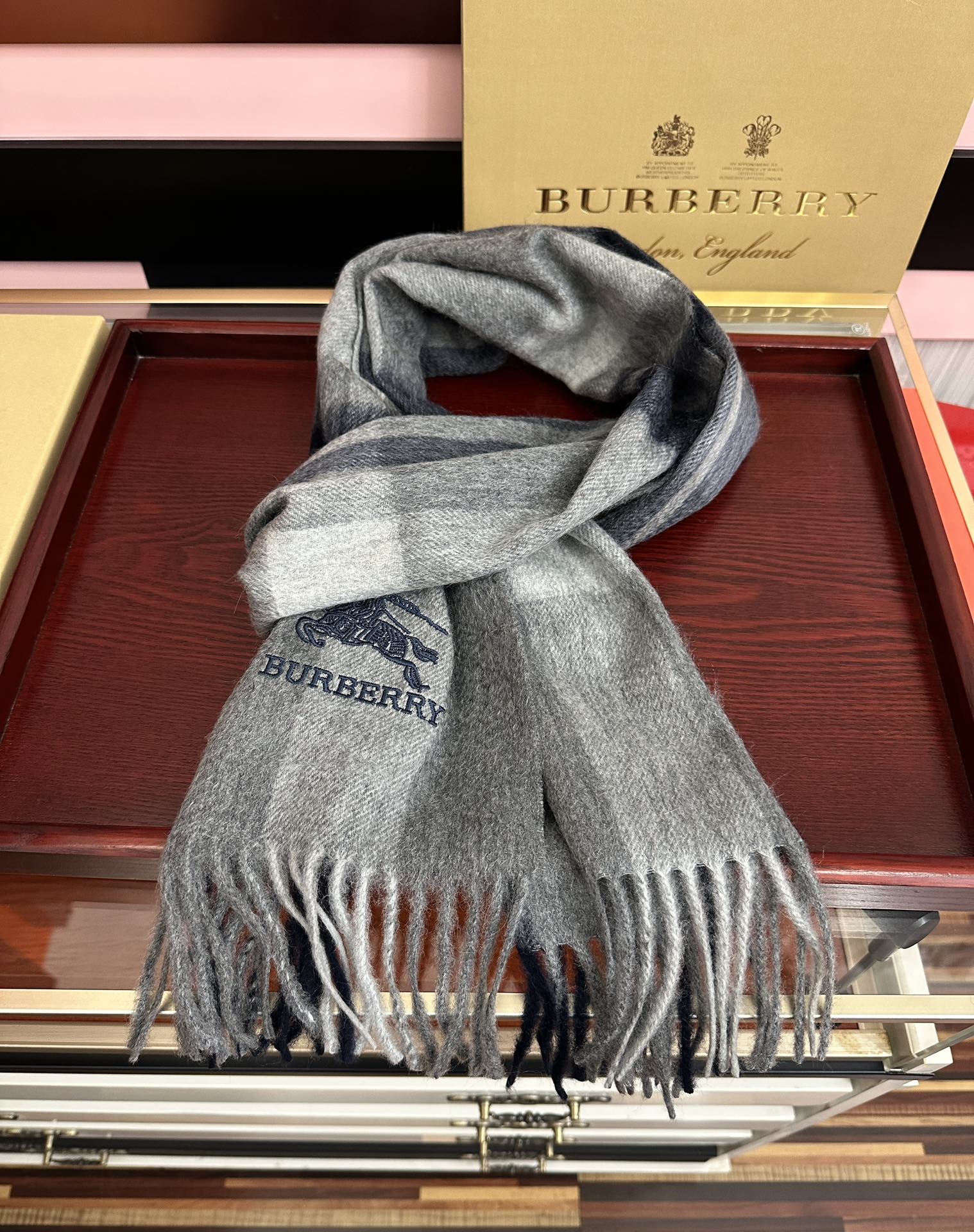 。85%山羊绒 2025 巴宝莉【刺绣战马】采用内蒙古顶级山羊绒，新款男女通用情侣款👫重磅推荐💥 经典的