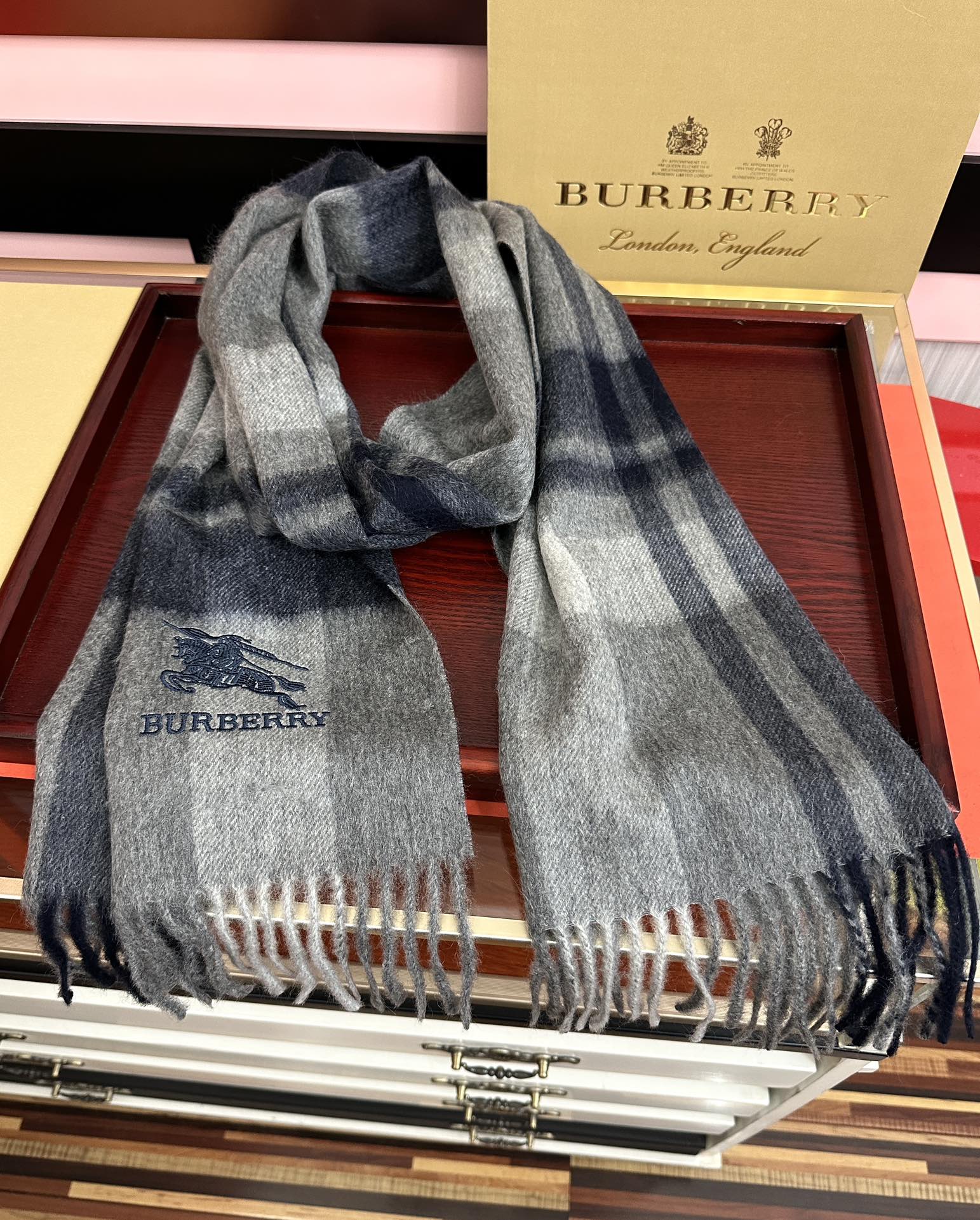 。85%山羊绒 2025 巴宝莉【刺绣战马】采用内蒙古顶级山羊绒，新款男女通用情侣款👫重磅推荐💥 经典的