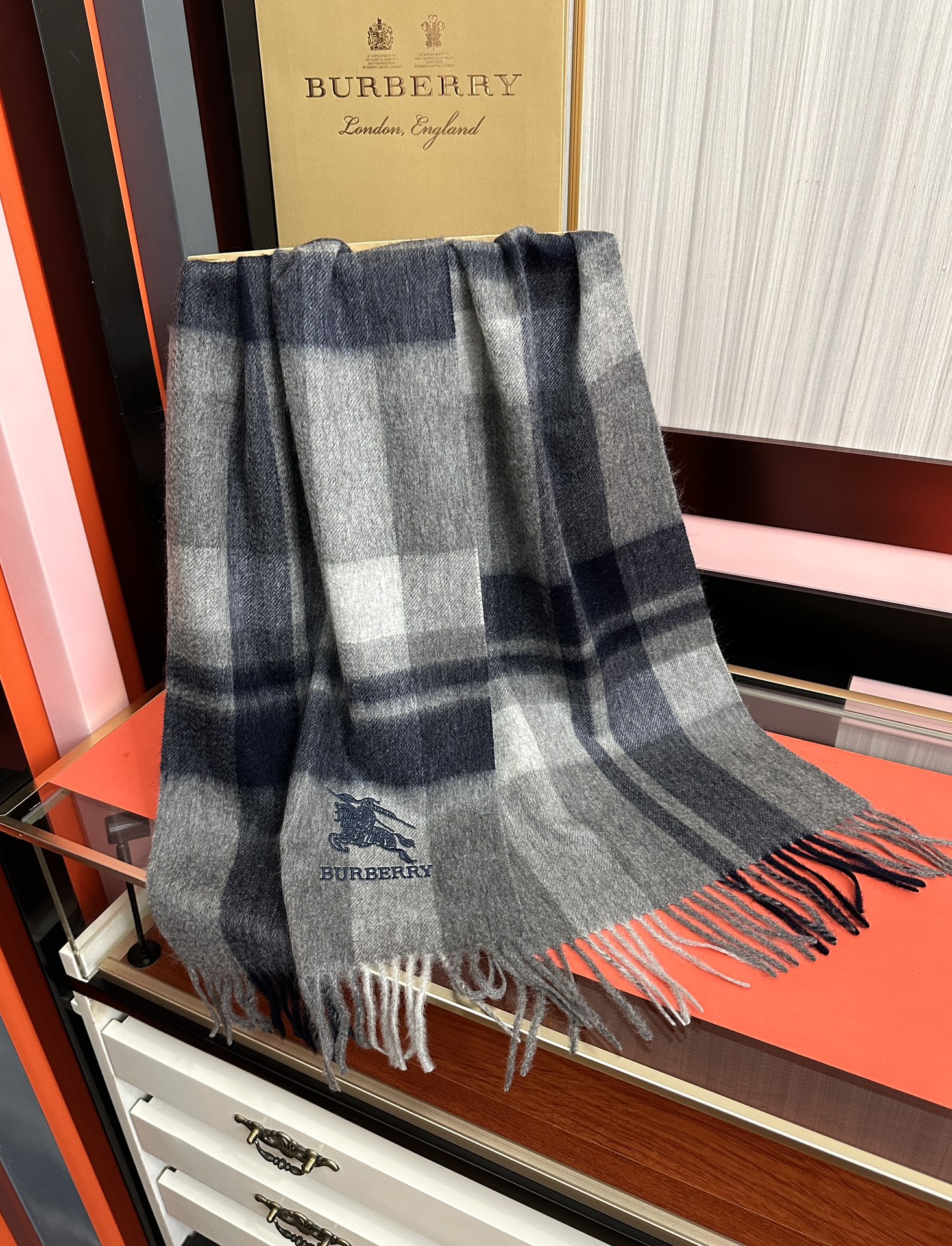 。85%山羊绒 2025 巴宝莉【刺绣战马】采用内蒙古顶级山羊绒，新款男女通用情侣款👫重磅推荐💥 经典的