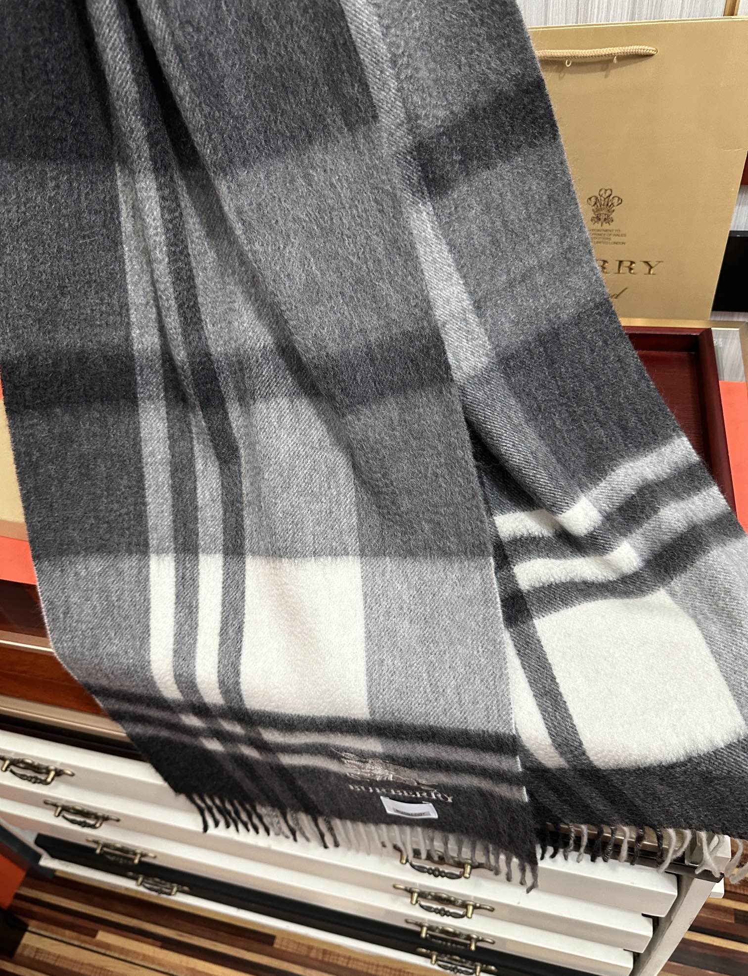 。85%羊绒 巴宝莉2025情侣款最爆款【采用内蒙古山羊绒】🎉男女士情侣款👫围巾‼️太美了😎让人耳目一新