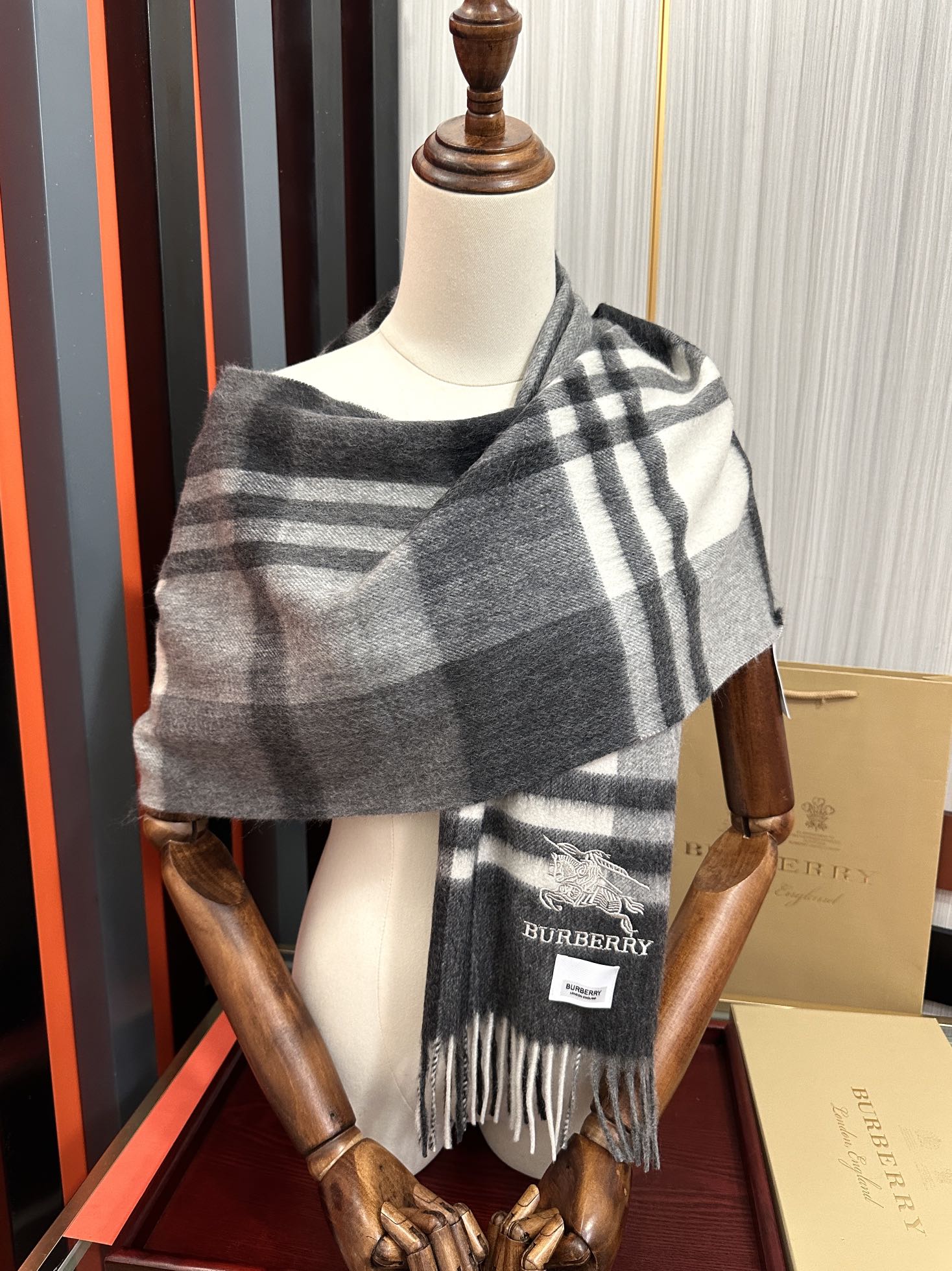 。85%羊绒 巴宝莉2025情侣款最爆款【采用内蒙古山羊绒】🎉男女士情侣款👫围巾‼️太美了😎让人耳目一新