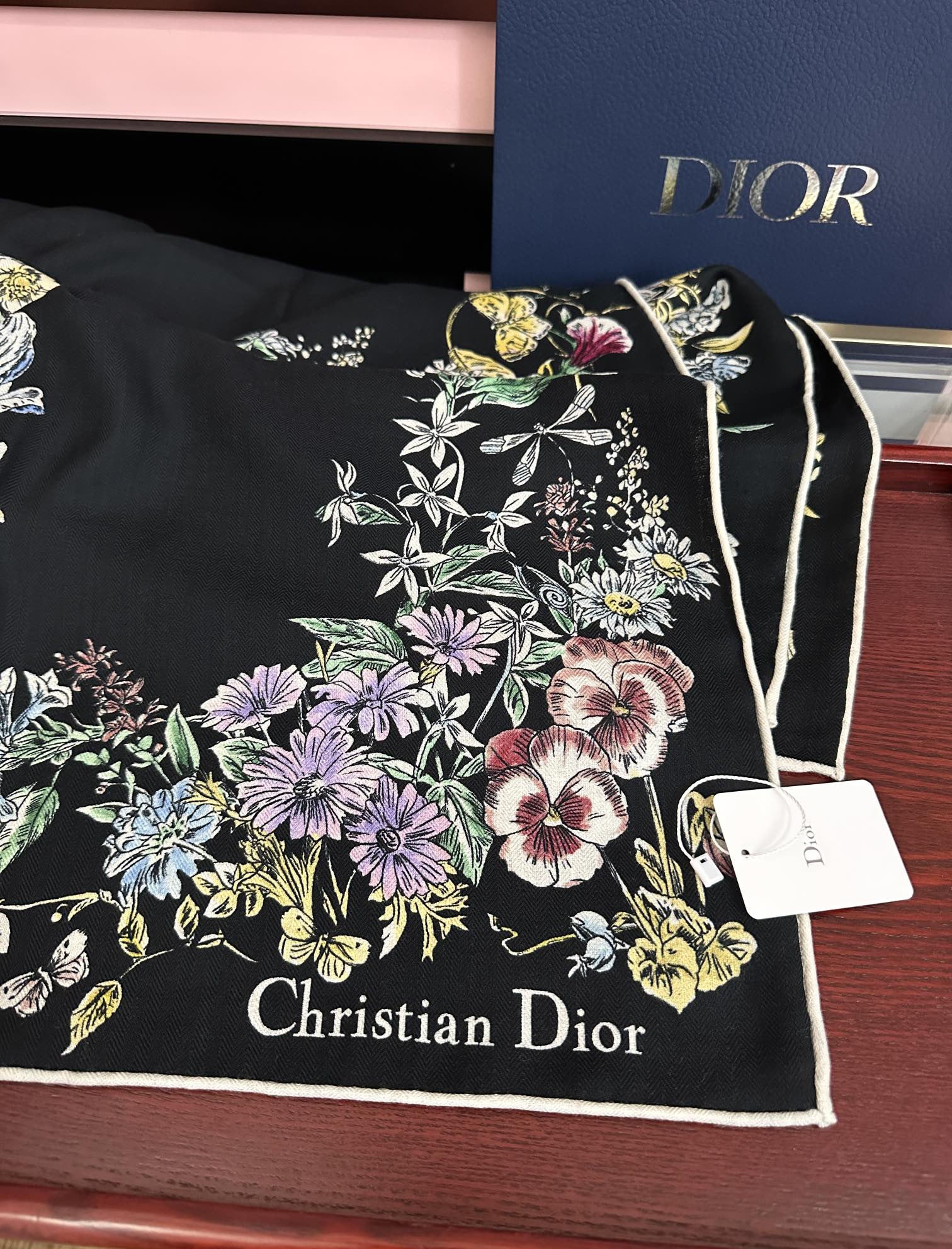 。新款Dior 双面丝毛印花方巾[礼物]这款方巾以 Star 图案呈现 D的幸运星[庆祝]通过该系列的精