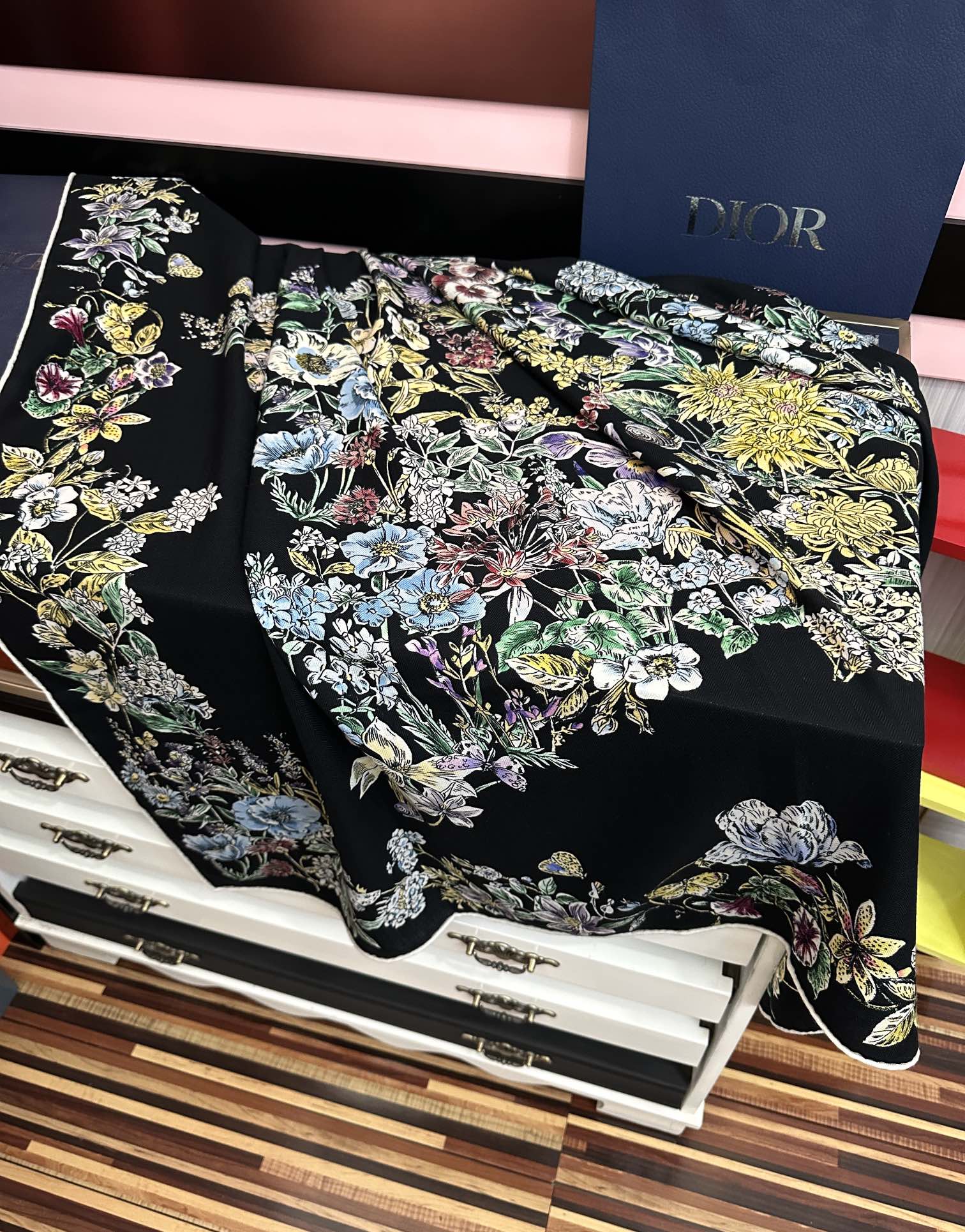 。新款Dior 双面丝毛印花方巾[礼物]这款方巾以 Star 图案呈现 D的幸运星[庆祝]通过该系列的精