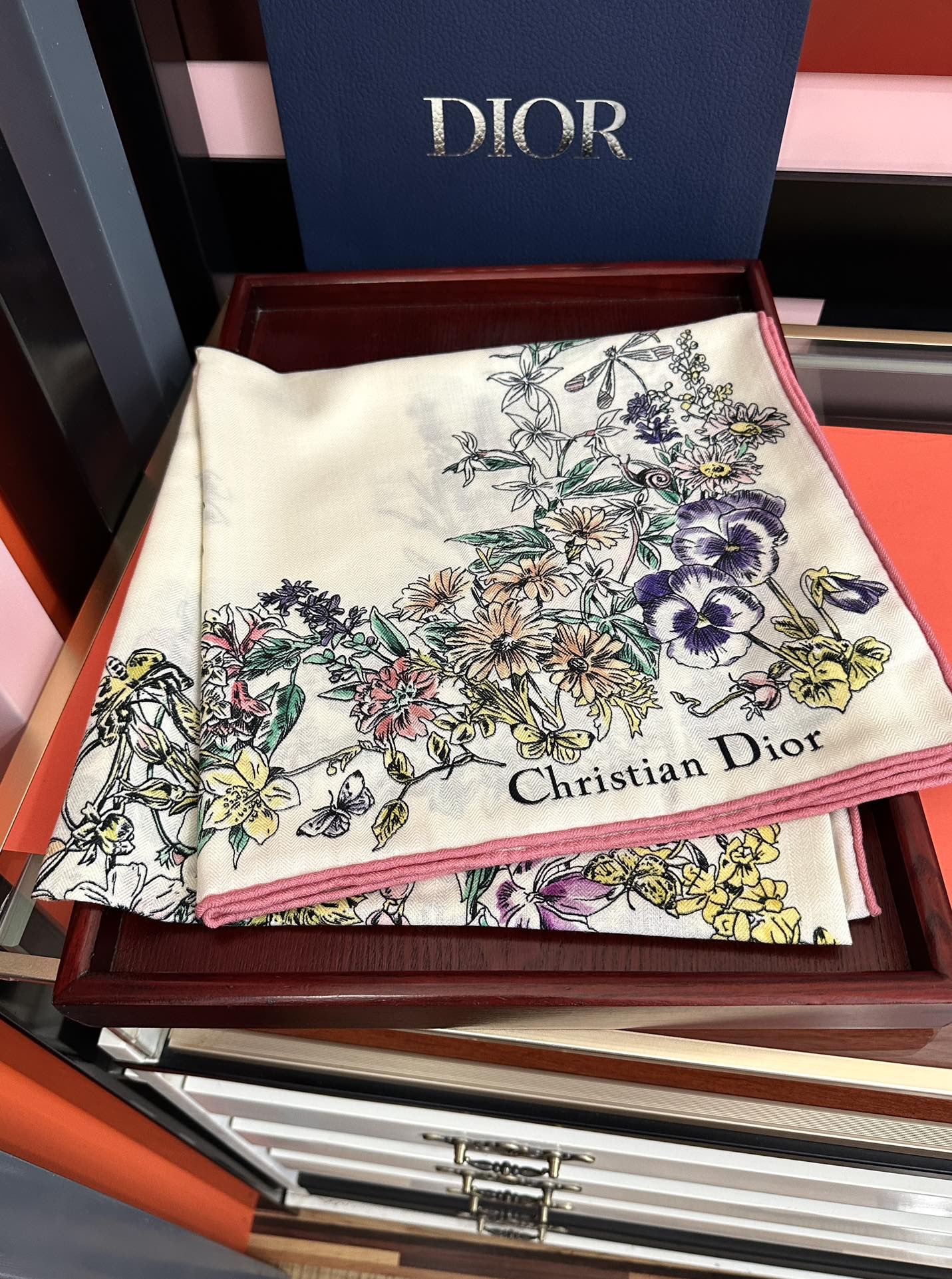 。新款Dior 双面丝毛印花方巾[礼物]这款方巾以 Star 图案呈现 D的幸运星[庆祝]通过该系列的精