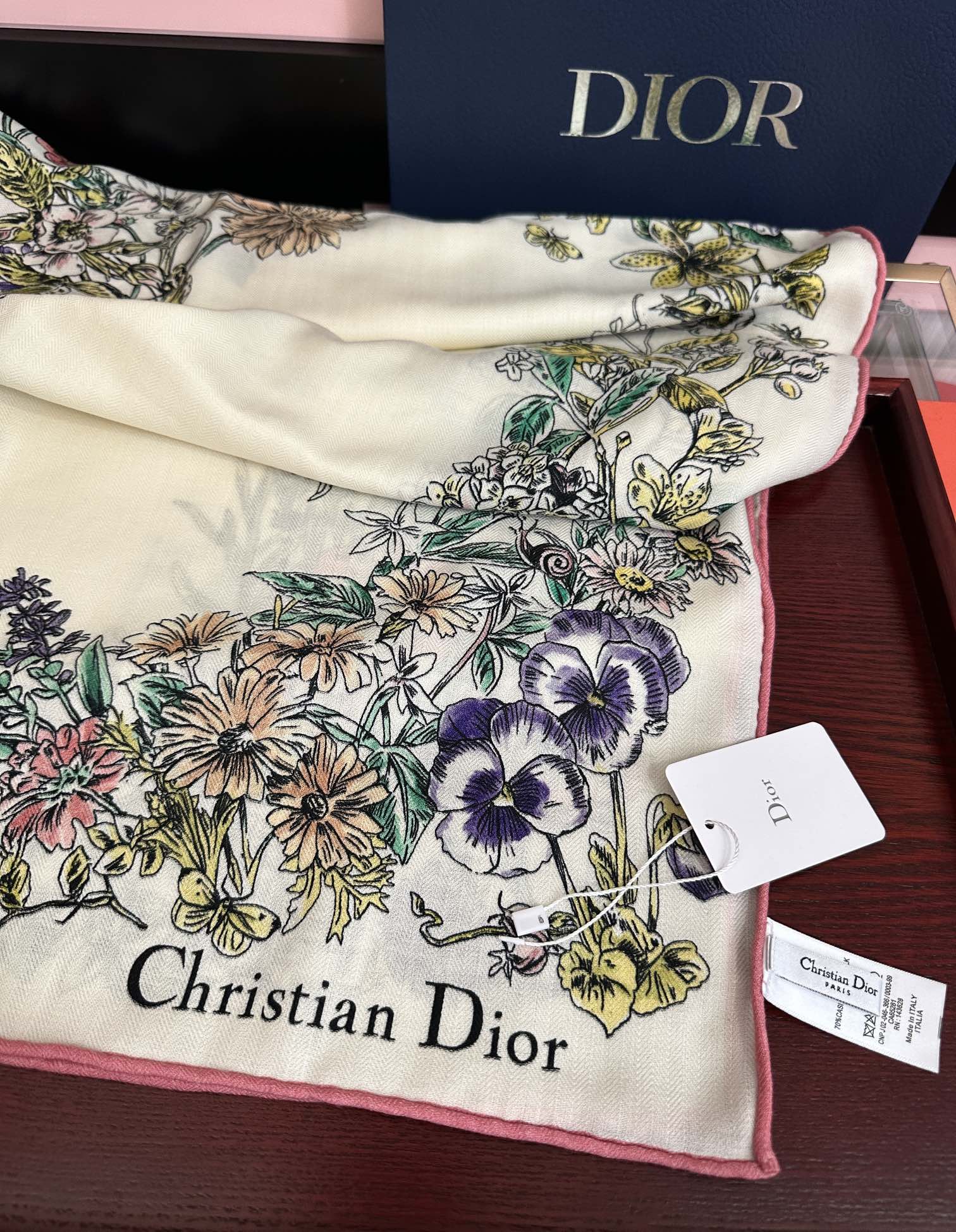 。新款Dior 双面丝毛印花方巾[礼物]这款方巾以 Star 图案呈现 D的幸运星[庆祝]通过该系列的精