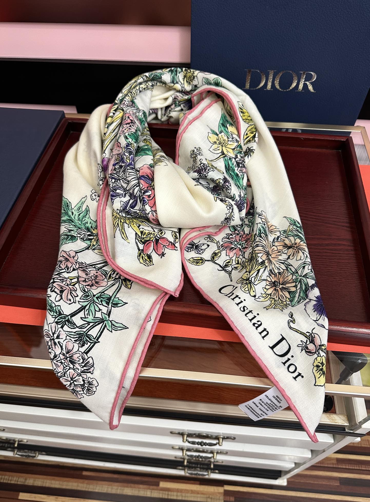 。新款Dior 双面丝毛印花方巾[礼物]这款方巾以 Star 图案呈现 D的幸运星[庆祝]通过该系列的精