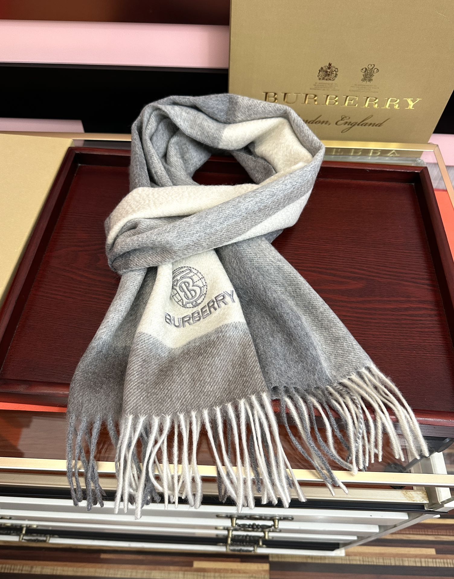 。85%山羊绒 2025巴宝莉采用内蒙古顶级山羊绒，最新款男女通用情侣款👫重磅推荐💥 经典的格子，永不过