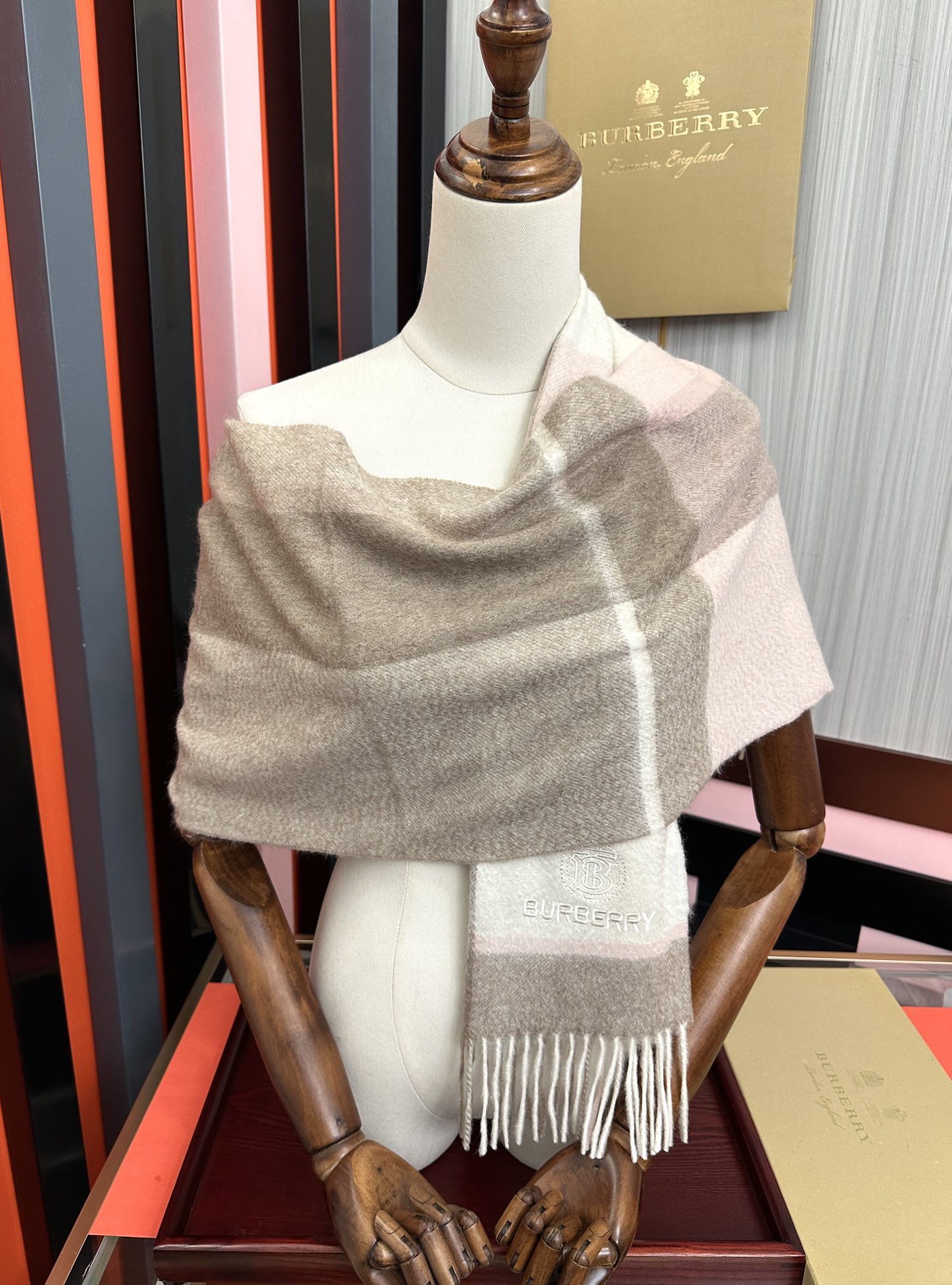 。85%山羊绒 2025巴宝莉采用内蒙古顶级山羊绒，最新款男女通用情侣款👫重磅推荐💥 经典的格子，永不过