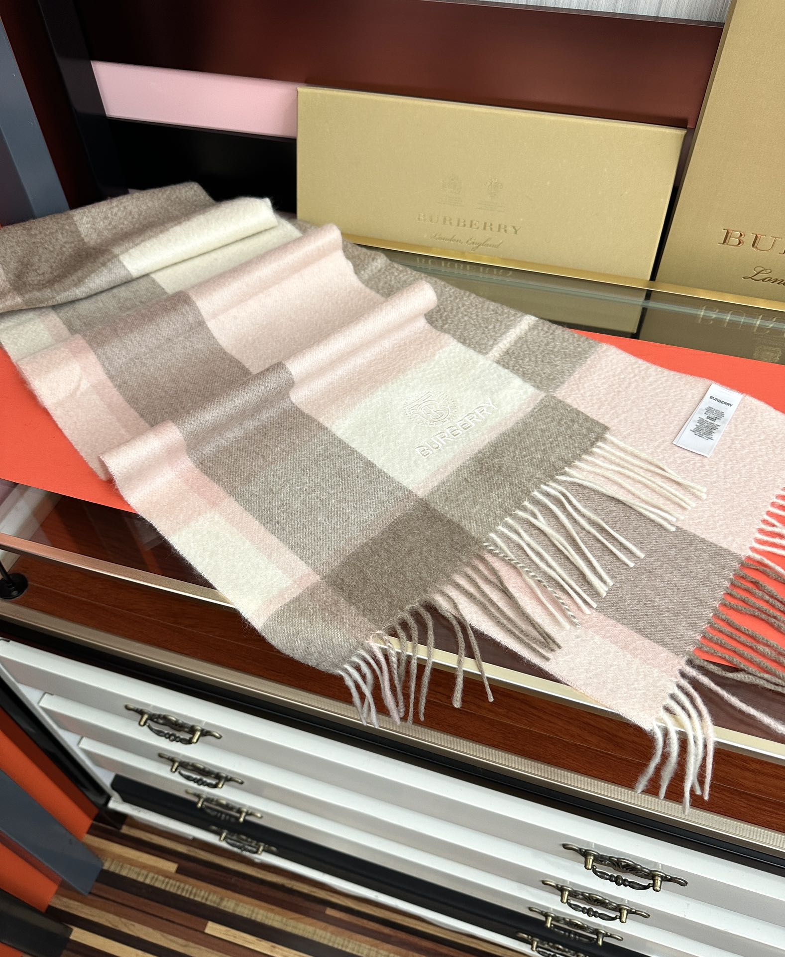 。85%山羊绒 2025巴宝莉采用内蒙古顶级山羊绒，最新款男女通用情侣款👫重磅推荐💥 经典的格子，永不过