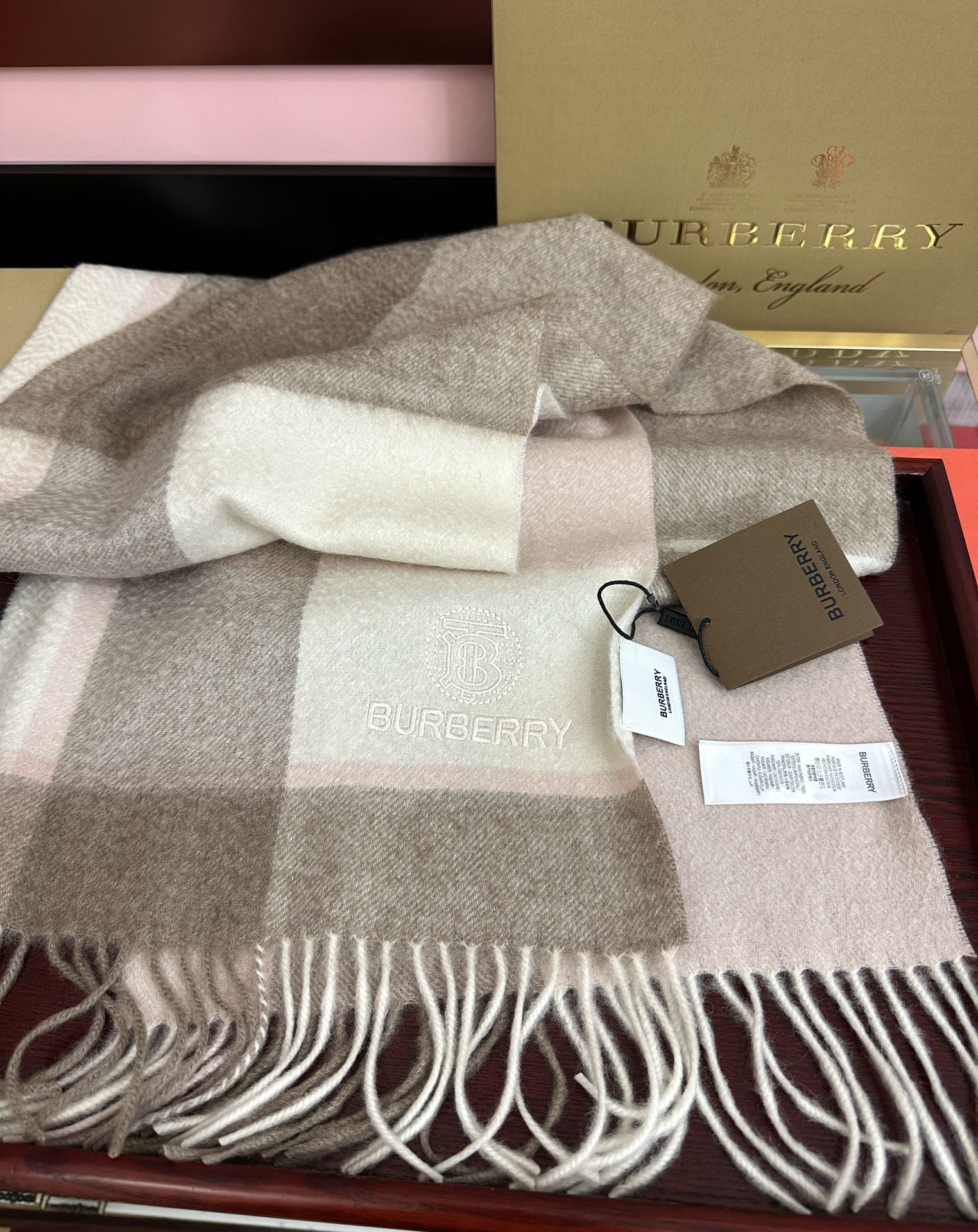 。85%山羊绒 2025巴宝莉采用内蒙古顶级山羊绒，最新款男女通用情侣款👫重磅推荐💥 经典的格子，永不过