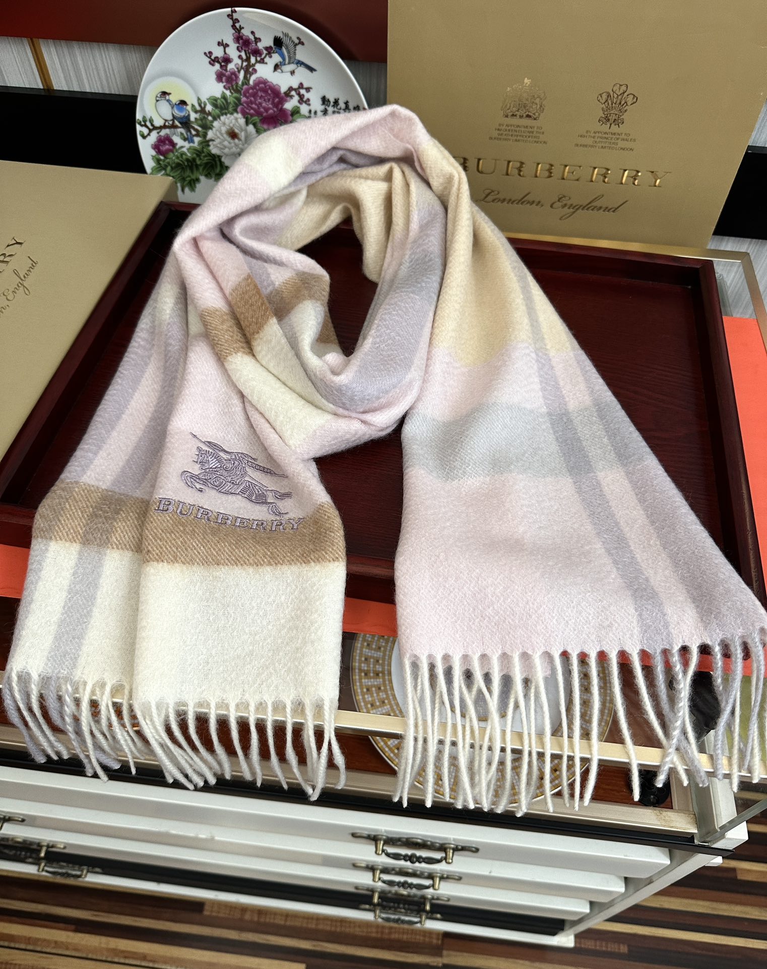 。85%山羊绒 2025 巴宝莉采用内蒙古顶级山羊绒，最新款男女通用情侣款👫重磅推荐💥 经典的格子，永不