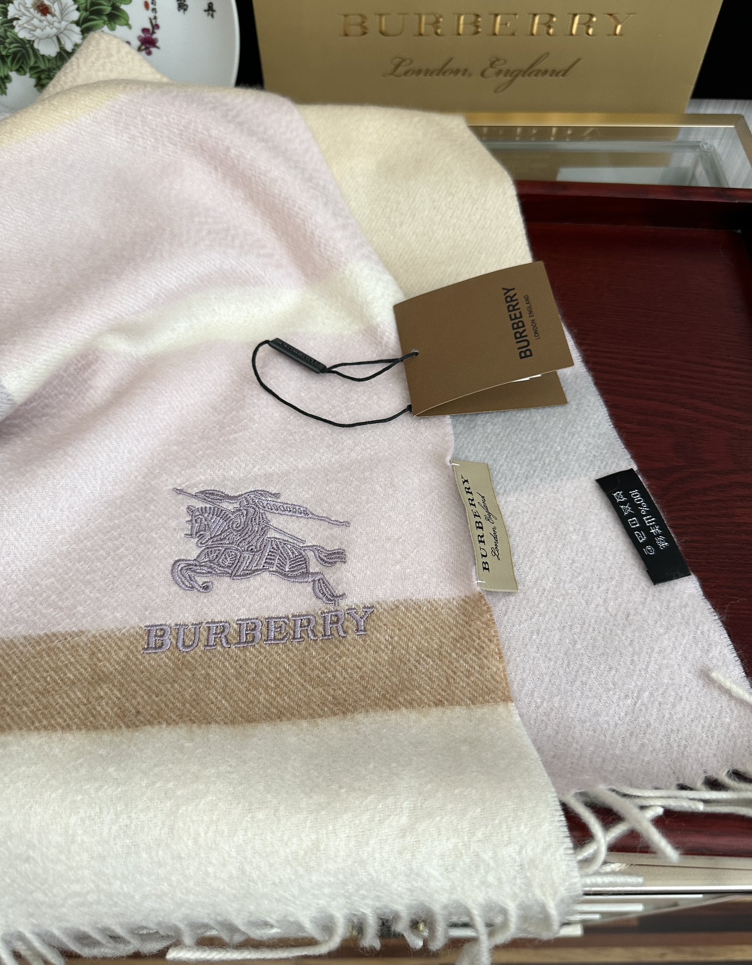 。85%山羊绒 2025 巴宝莉采用内蒙古顶级山羊绒，最新款男女通用情侣款👫重磅推荐💥 经典的格子，永不