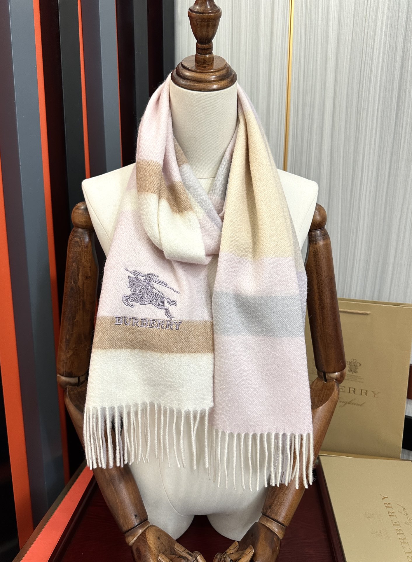 。85%山羊绒 2025 巴宝莉采用内蒙古顶级山羊绒，最新款男女通用情侣款👫重磅推荐💥 经典的格子，永不