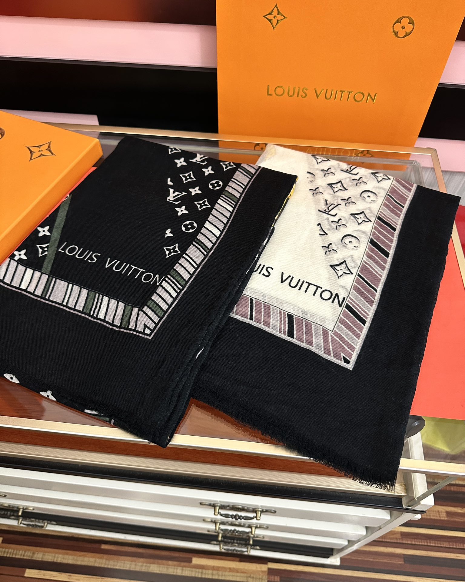 。85%山羊绒 2025 巴宝莉采用内蒙古顶级山羊绒，最新款男女通用情侣款👫重磅推荐💥 经典的格子，永不