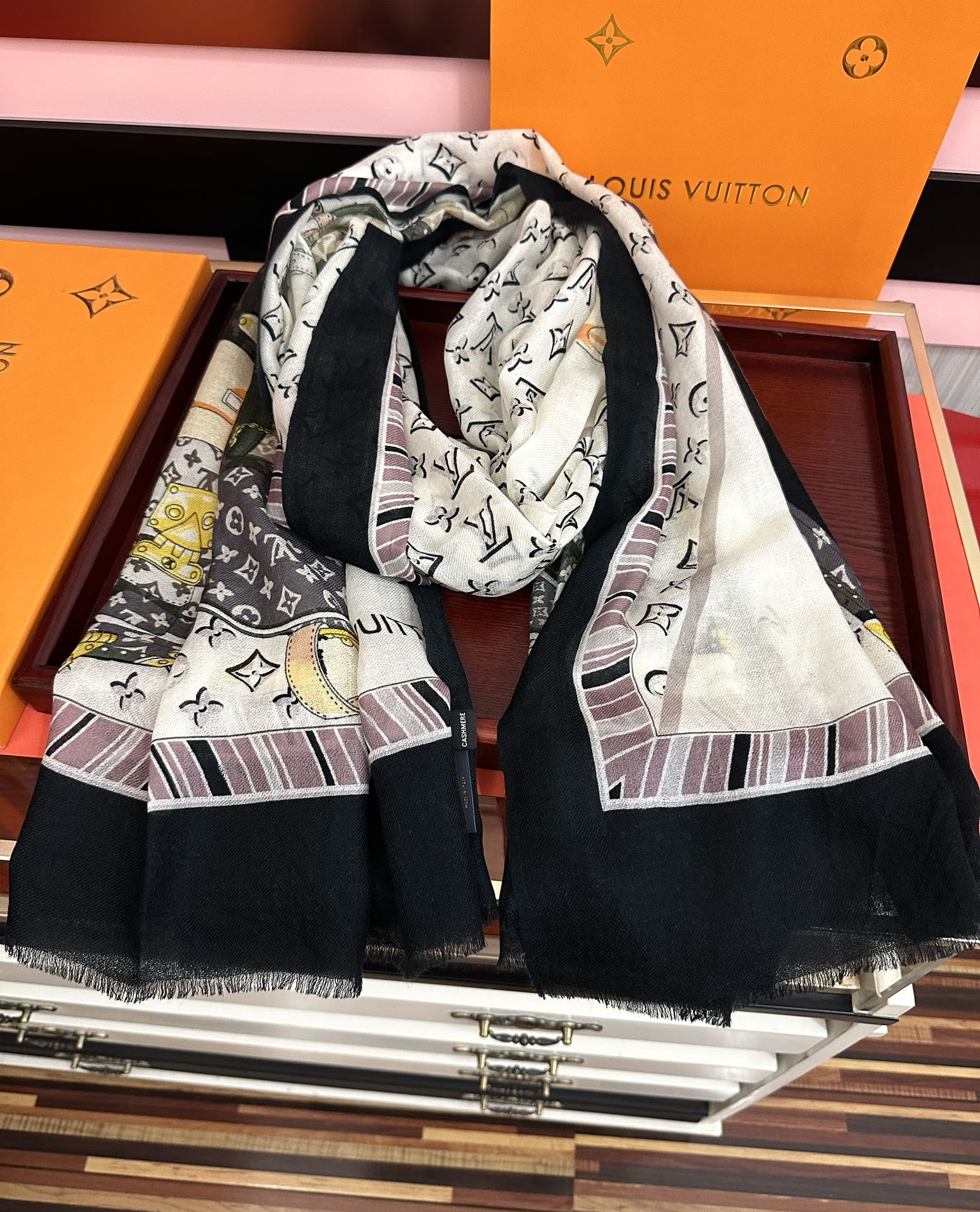 。85%山羊绒 2025 巴宝莉采用内蒙古顶级山羊绒，最新款男女通用情侣款👫重磅推荐💥 经典的格子，永不