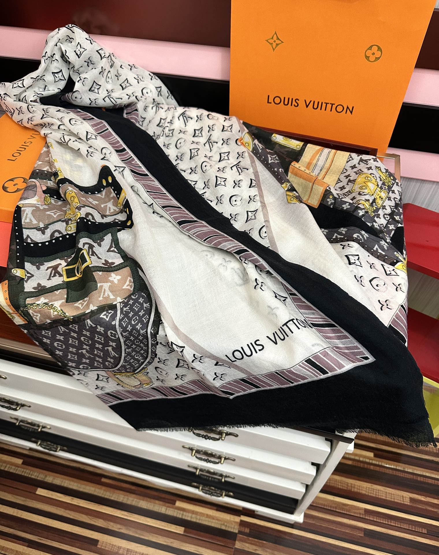 。85%山羊绒 2025 巴宝莉采用内蒙古顶级山羊绒，最新款男女通用情侣款👫重磅推荐💥 经典的格子，永不