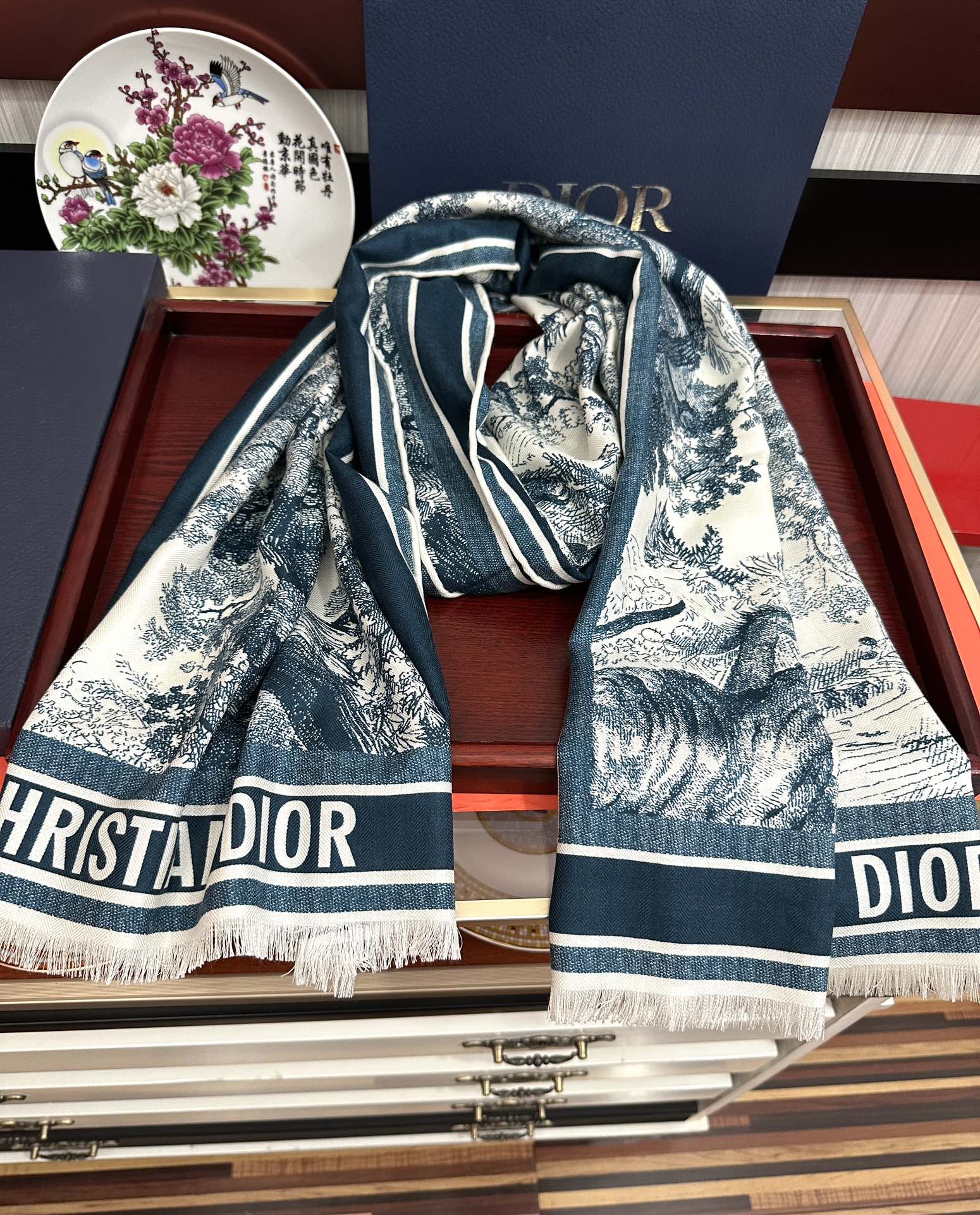 新款迪奥。2010双面同色【动物丛林】太美了[吃瓜]下手一定要快[嘴唇]四季都可以用[勾引]真心美的让人