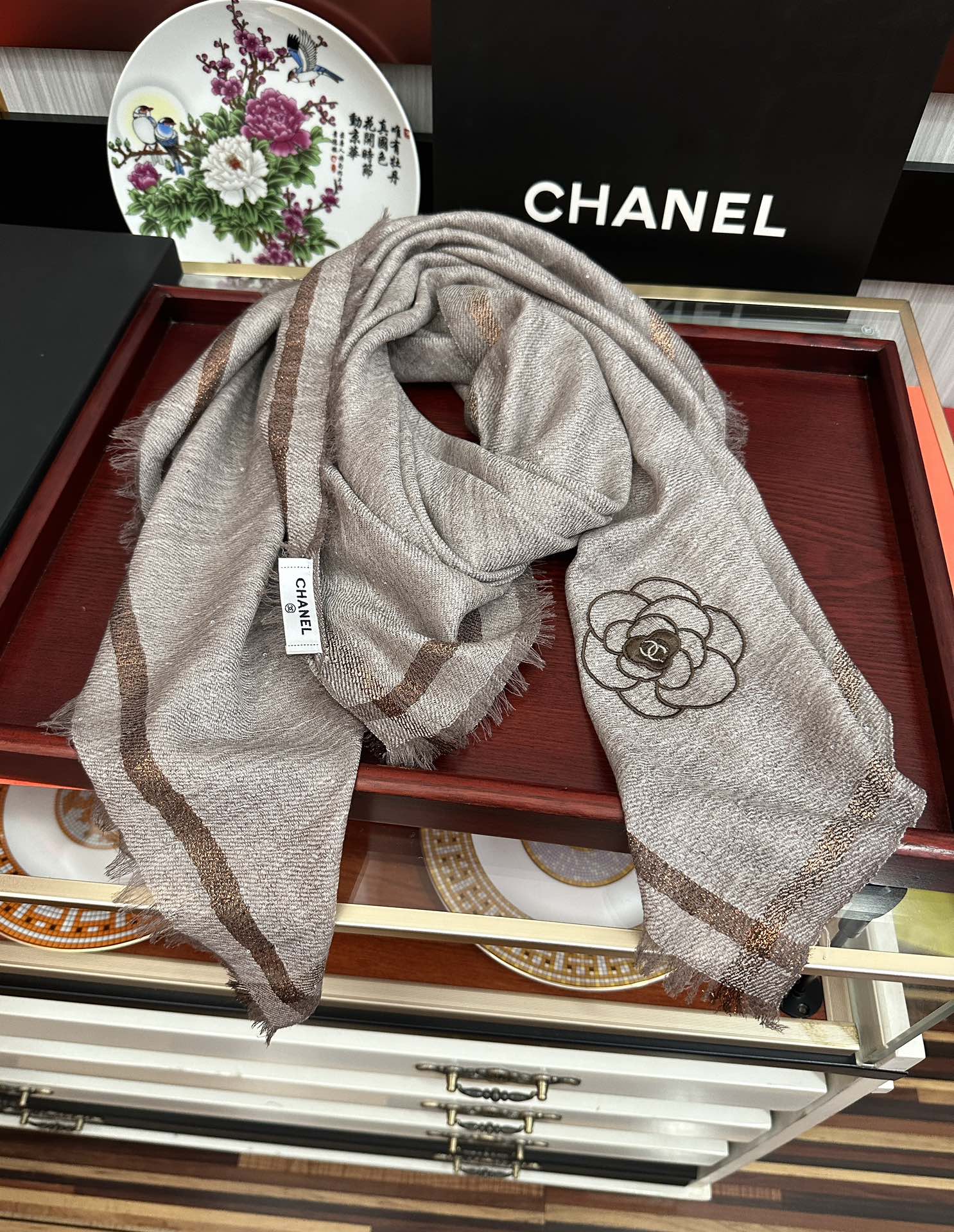 。香奈 儿👍2025重磅推荐🎀太美了👓，人人都喜欢💕时潮人都有好几条小香围巾放在衣橱，🧣换条围巾就足够让