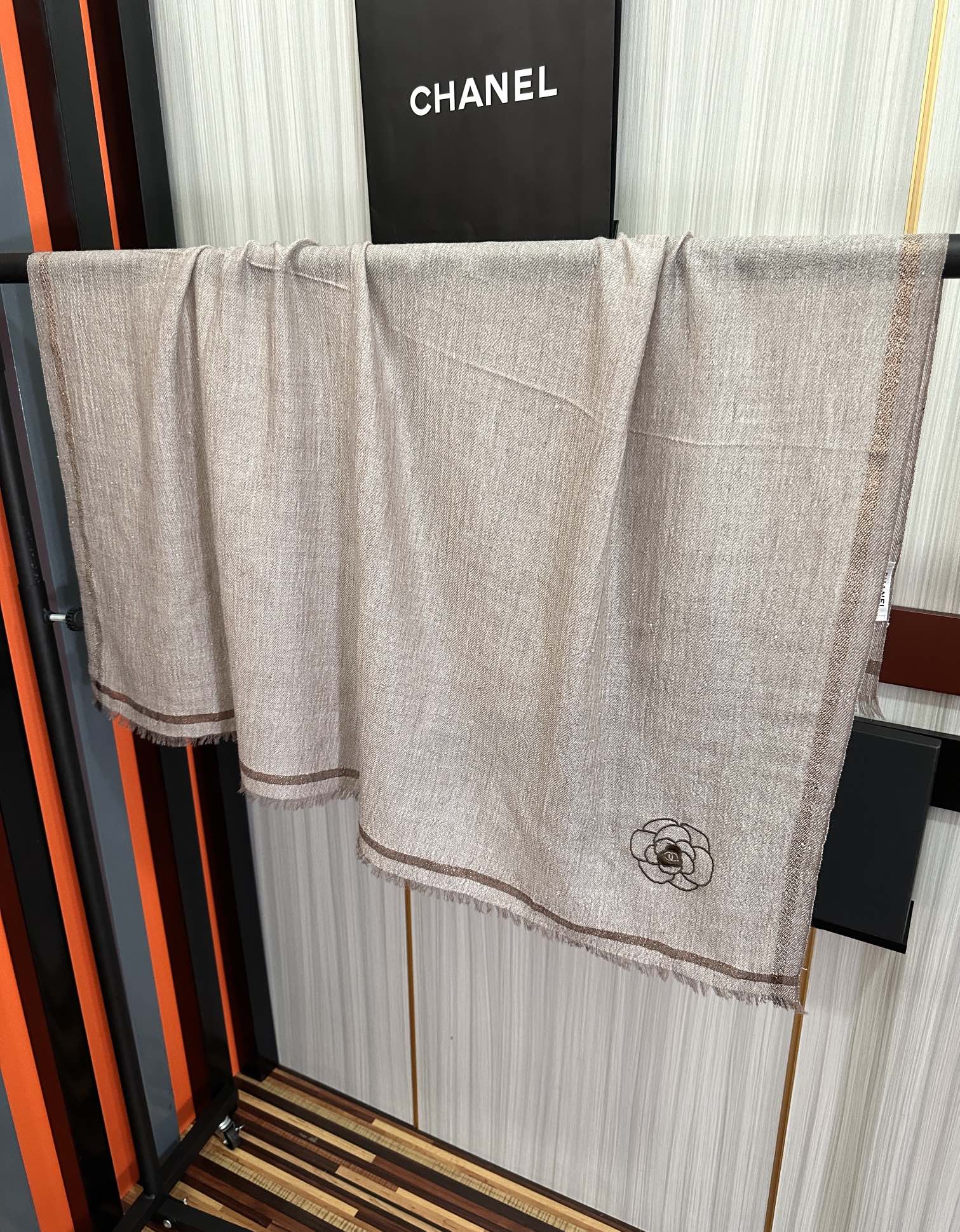 。香奈 儿👍2025重磅推荐🎀太美了👓，人人都喜欢💕时潮人都有好几条小香围巾放在衣橱，🧣换条围巾就足够让