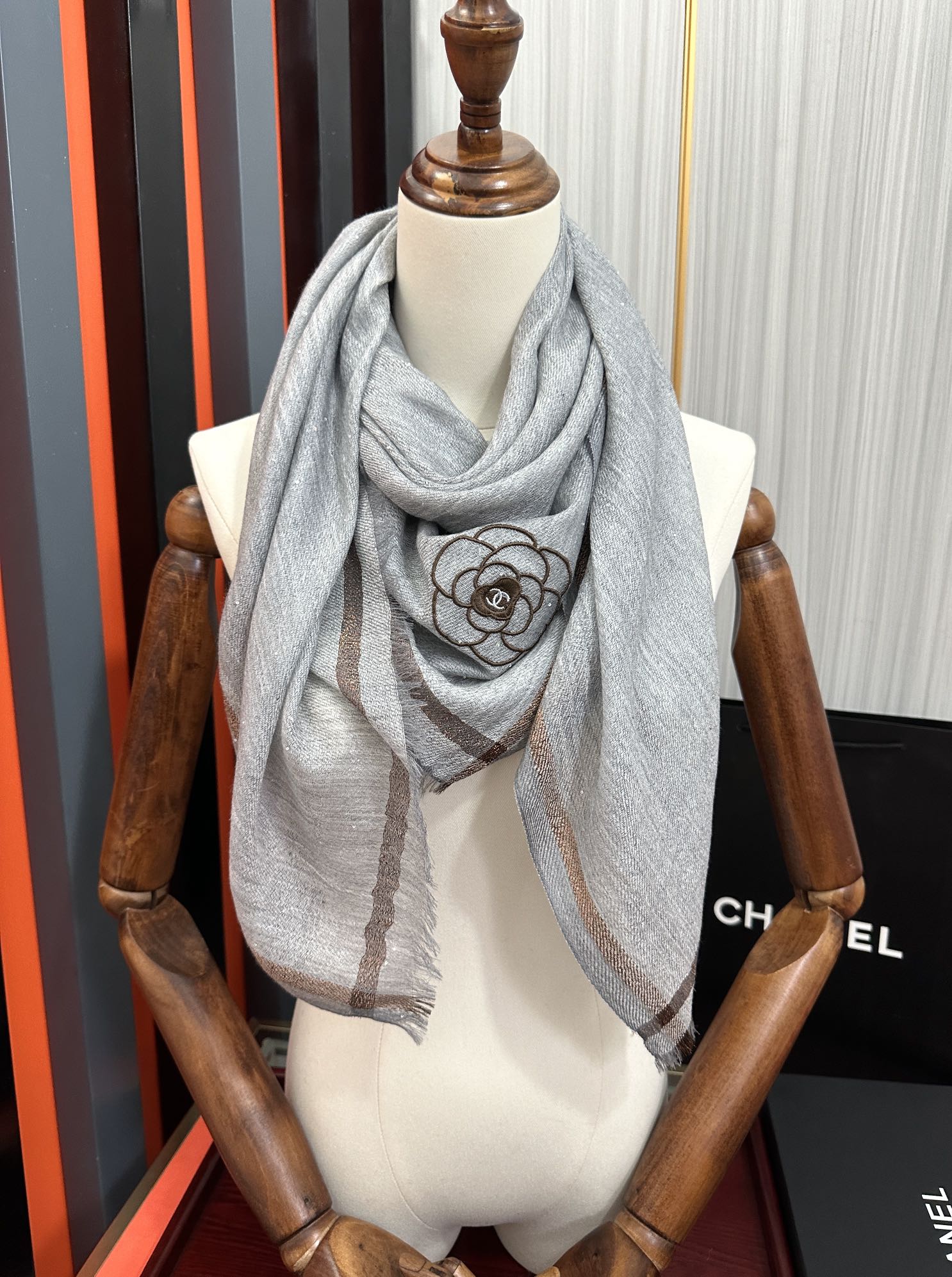 。香奈 儿👍2025重磅推荐🎀太美了👓，人人都喜欢💕时潮人都有好几条小香围巾放在衣橱，🧣换条围巾就足够让