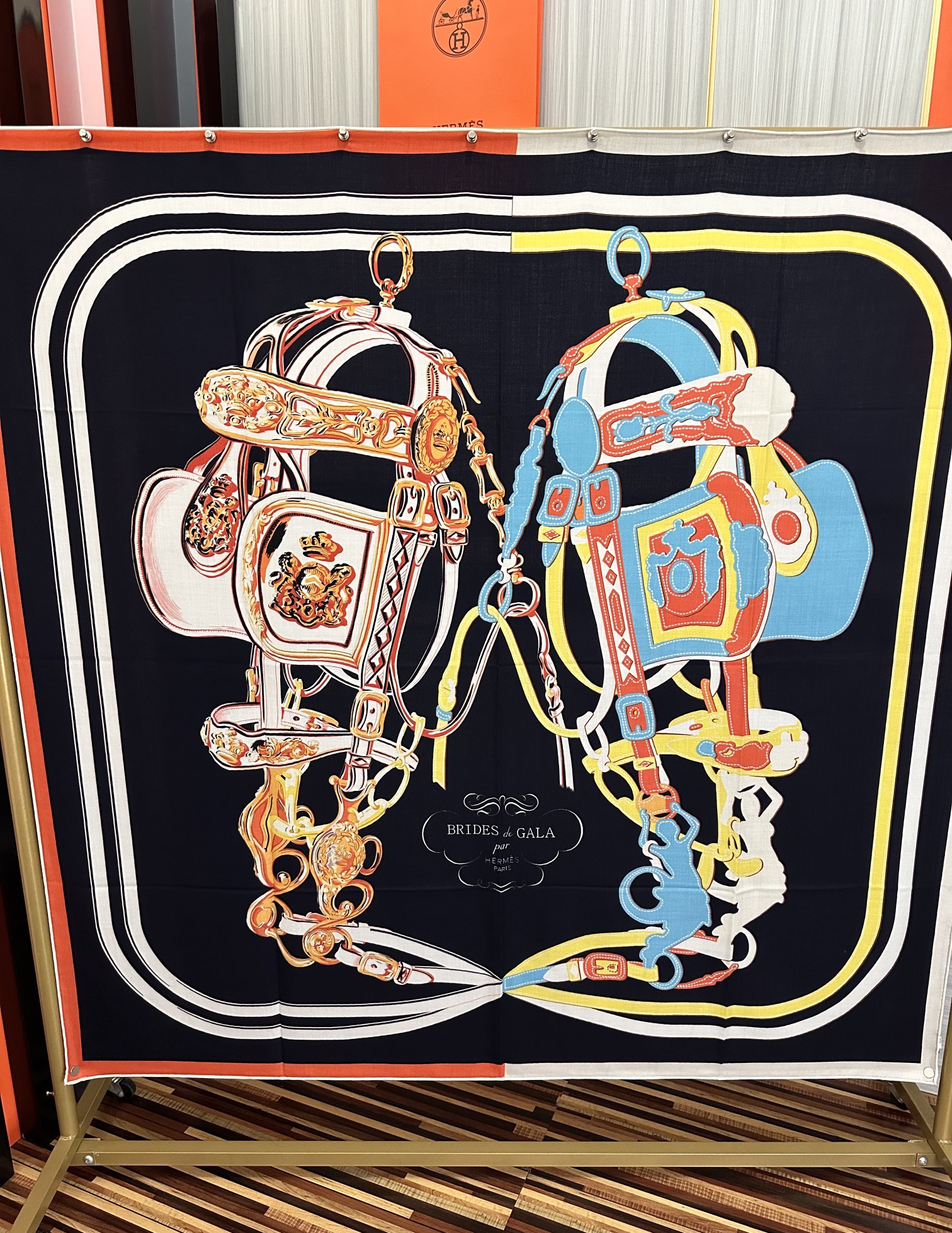 新款。爱马仕 ZG同步秋冬新款[爱心]新一季丝巾采购清单估计各位养马人们已经列好了[太阳]我就不推荐了回