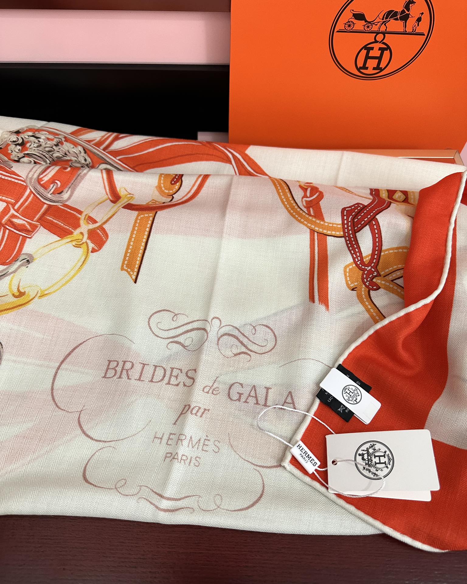 新款。爱马仕 ZG同步秋冬新款[爱心]新一季丝巾采购清单估计各位养马人们已经列好了[太阳]我就不推荐了回