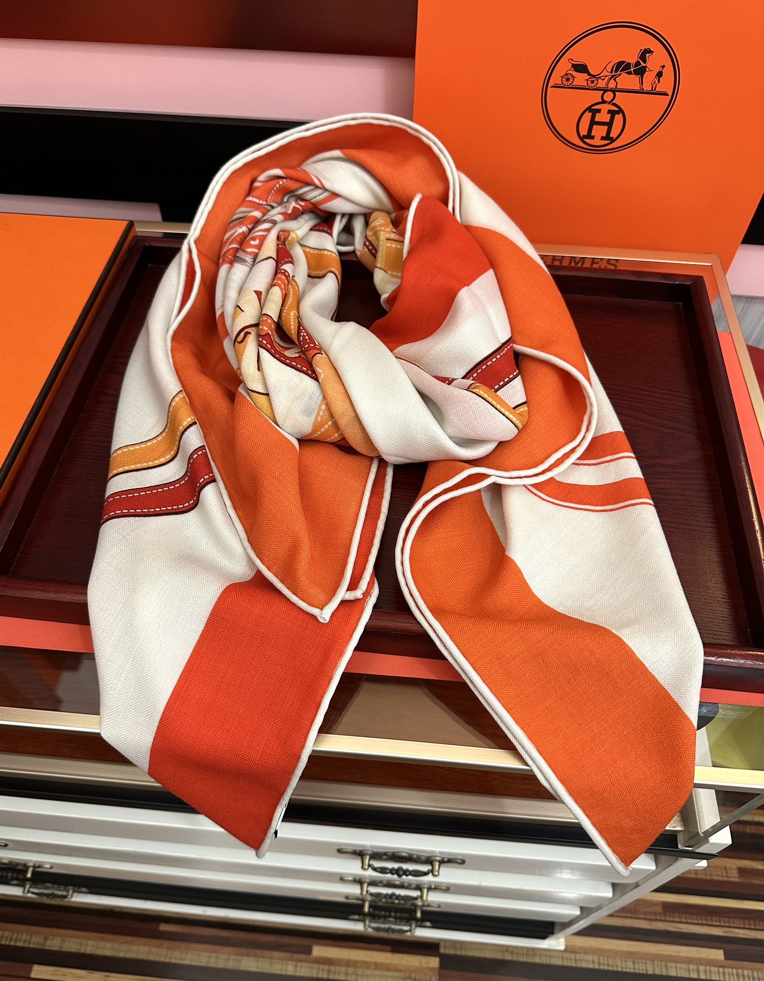 新款。爱马仕 ZG同步秋冬新款[爱心]新一季丝巾采购清单估计各位养马人们已经列好了[太阳]我就不推荐了回