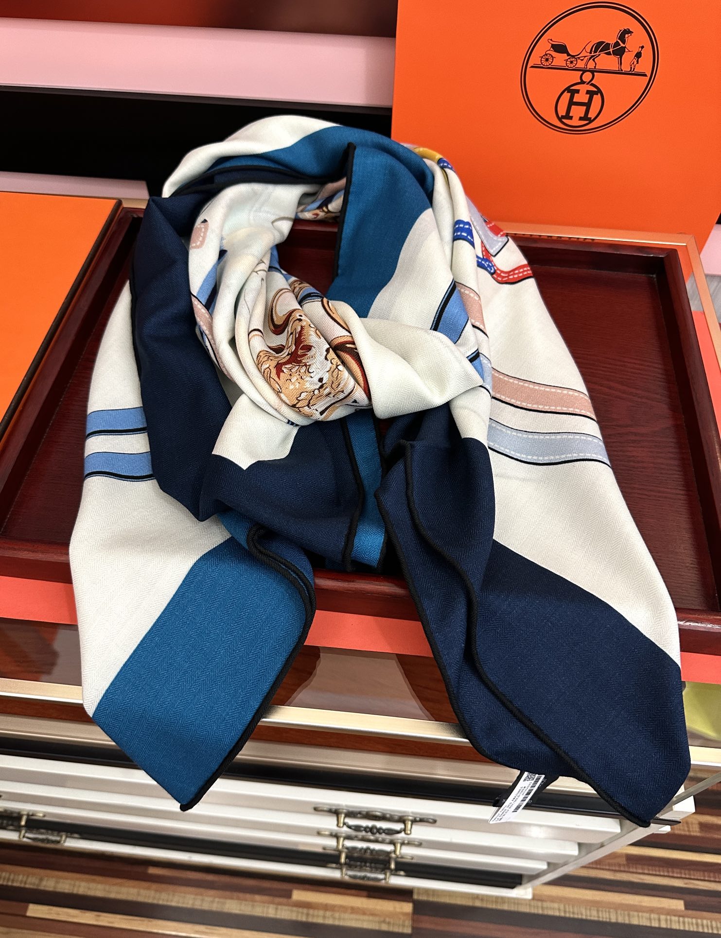 新款。爱马仕 ZG同步秋冬新款[爱心]新一季丝巾采购清单估计各位养马人们已经列好了[太阳]我就不推荐了回