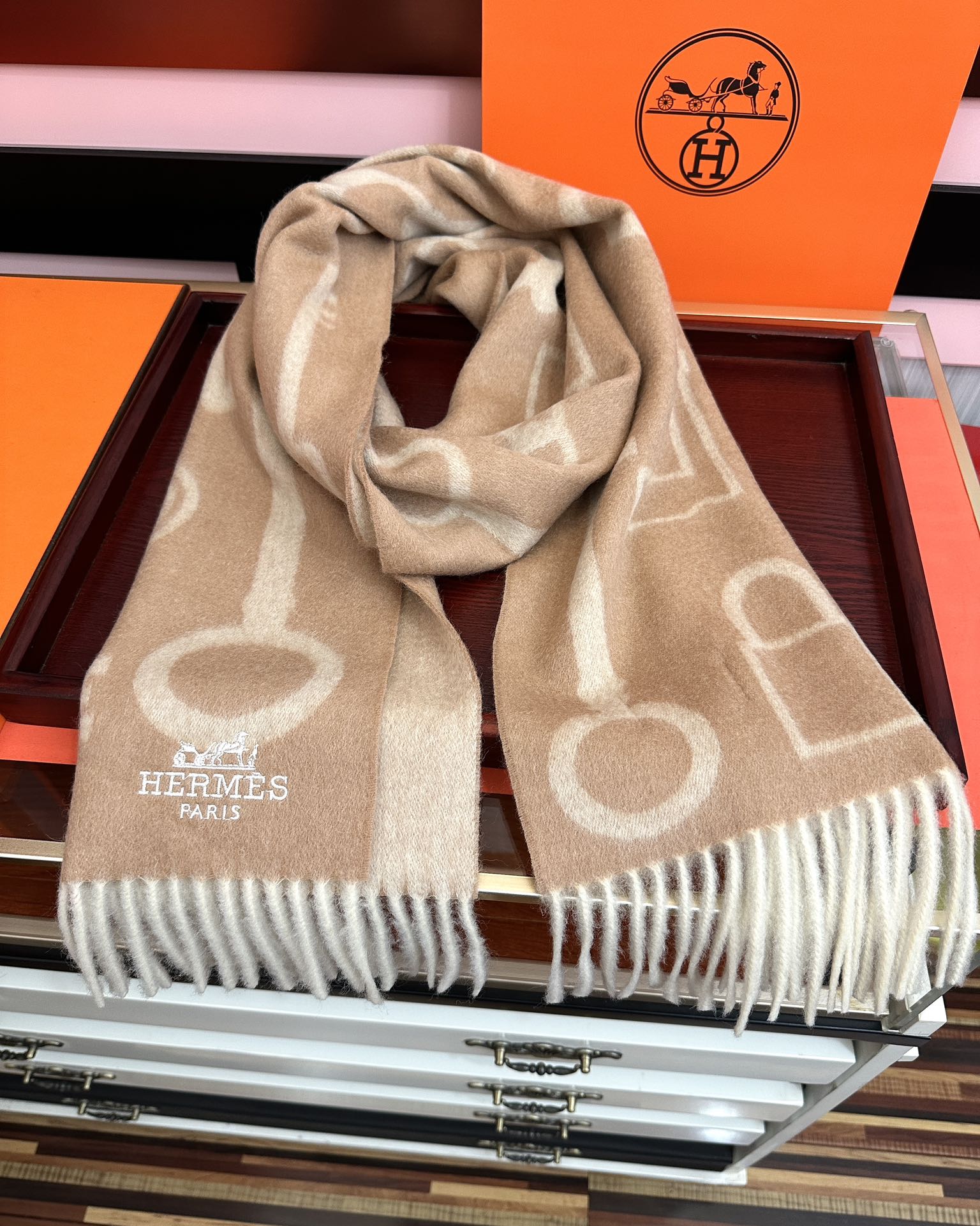 上新。H家爱马仕 最爆款采用内蒙古羊绒 🎉男女士情侣款👫围巾‼️太美了😎让人耳目一新的感觉[色][色][