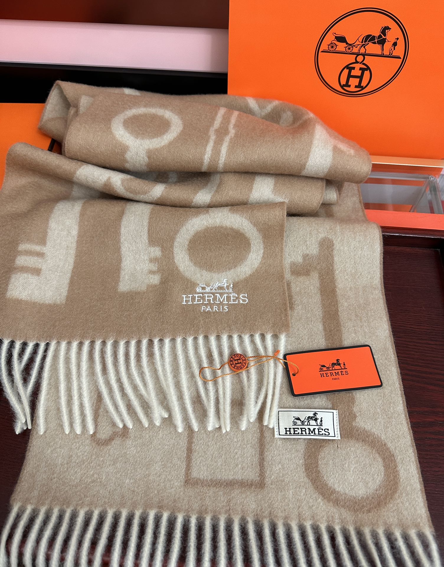 上新。H家爱马仕 最爆款采用内蒙古羊绒 🎉男女士情侣款👫围巾‼️太美了😎让人耳目一新的感觉[色][色][