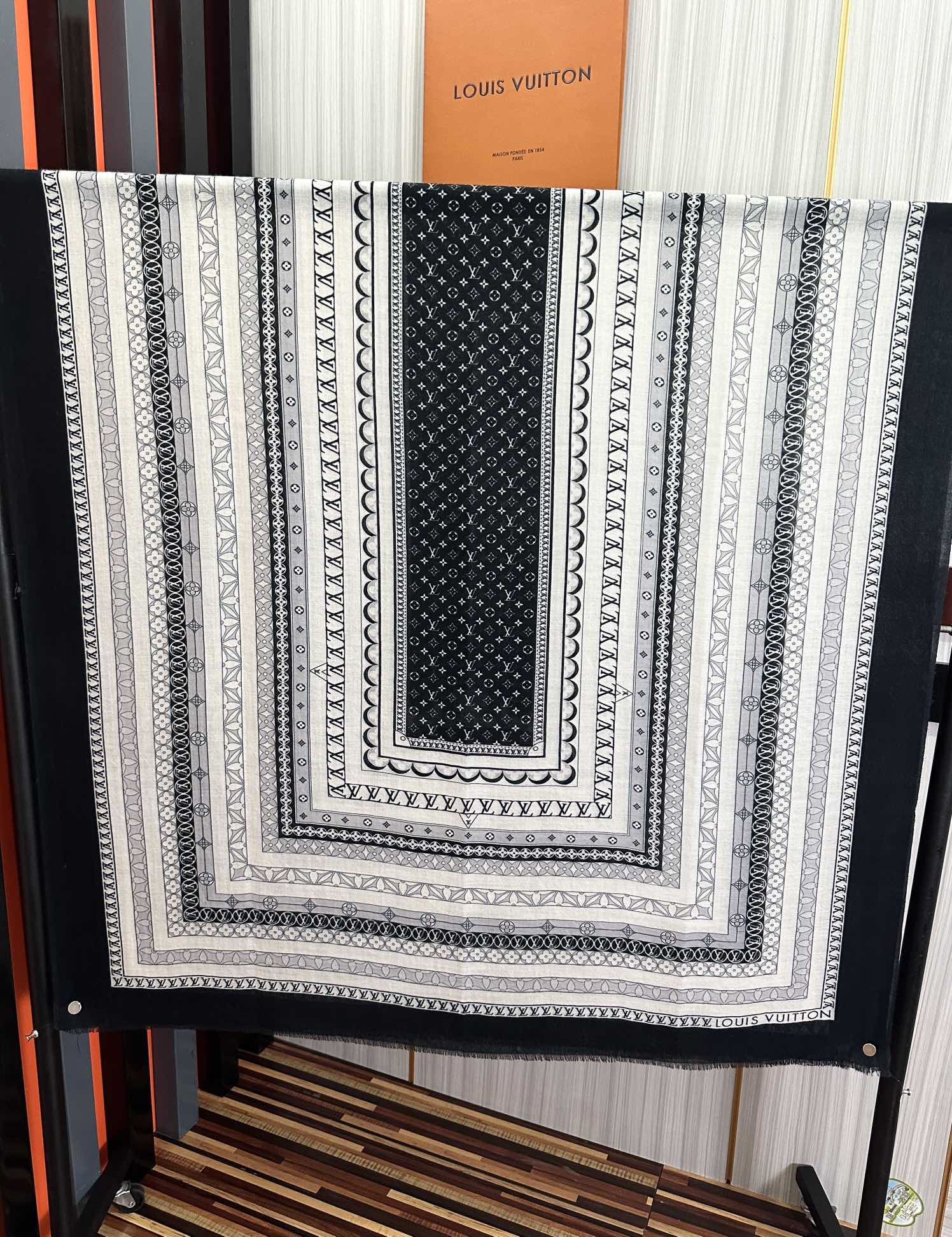 上新LV家2025最新款‼️顶级设计太美了，真心赞👍【双面300支戒指绒长巾】😘💍实物真心美 🎀披肩配以