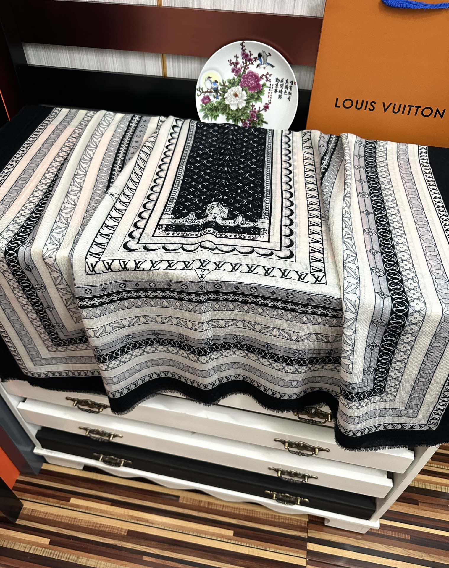 上新LV家2025最新款‼️顶级设计太美了，真心赞👍【双面300支戒指绒长巾】😘💍实物真心美 🎀披肩配以