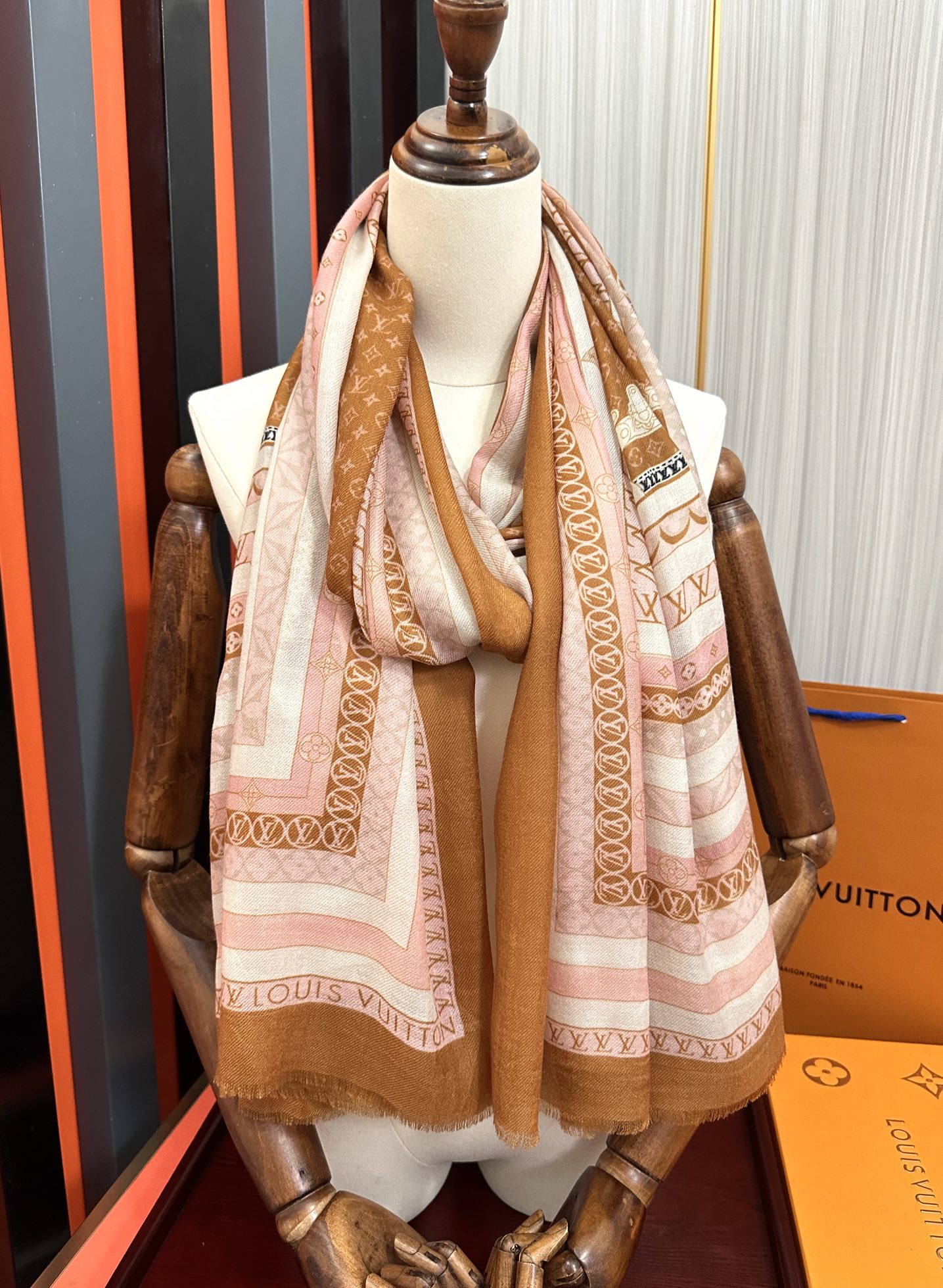 上新LV家2025最新款‼️顶级设计太美了，真心赞👍【双面300支戒指绒长巾】😘💍实物真心美 🎀披肩配以