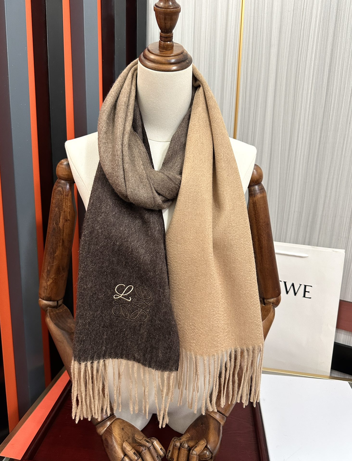 。 2010新品，太美了，罗意威，采用内蒙古山羊绒，渐变系列，最新款男女通用情侣款👫重磅推荐💥 经典的格