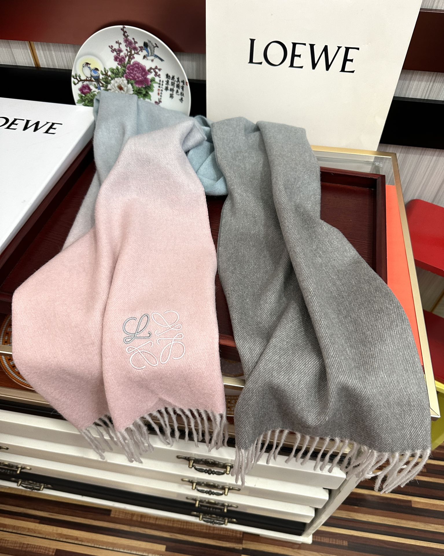 。 2010新品，太美了，罗意威，采用内蒙古山羊绒，渐变系列，最新款男女通用情侣款👫重磅推荐💥 经典的格