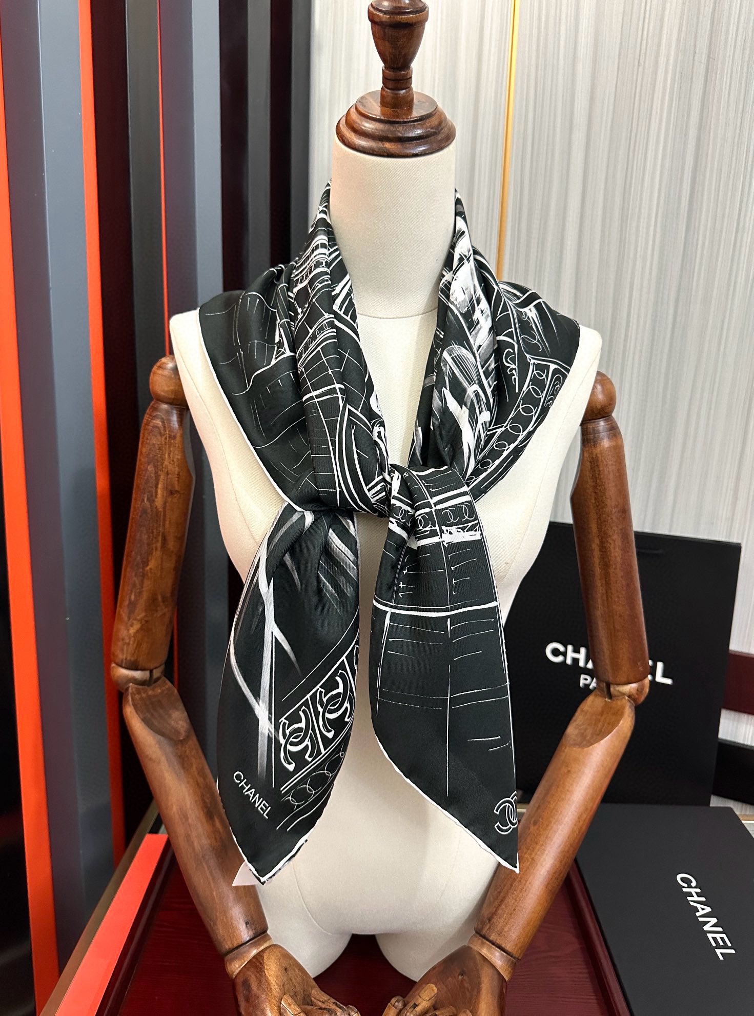 。2010新款 香奈 今年的爆款 这款必入丝巾 官网同步 的图案是巴黎大皇宫中被命名为“Gabriell