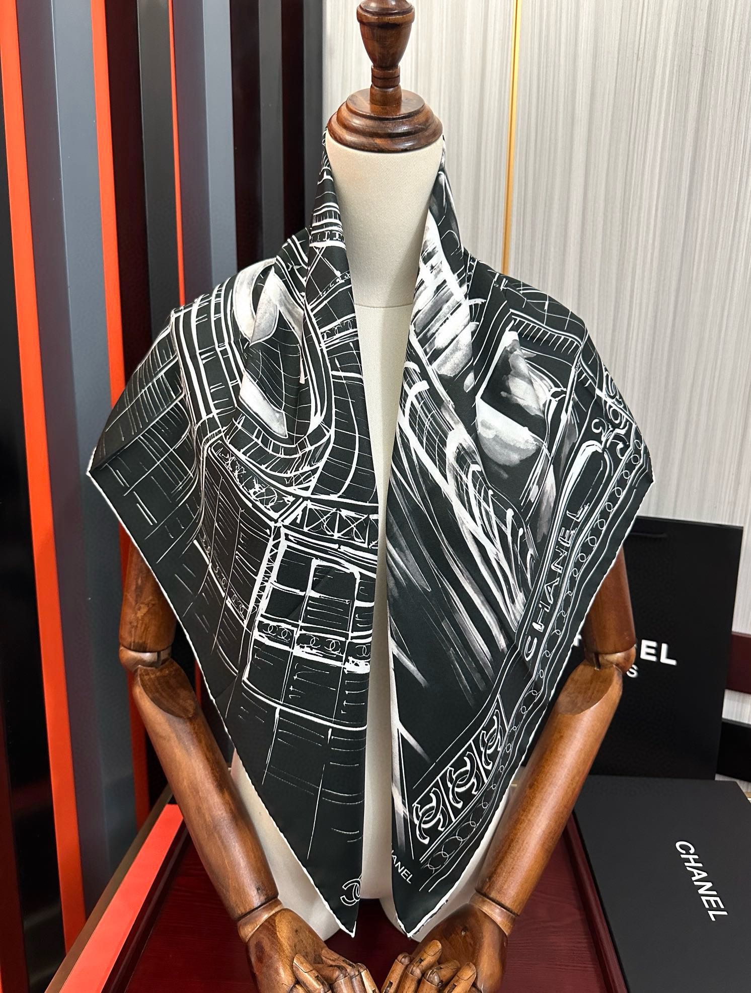 。2010新款 香奈 今年的爆款 这款必入丝巾 官网同步 的图案是巴黎大皇宫中被命名为“Gabriell