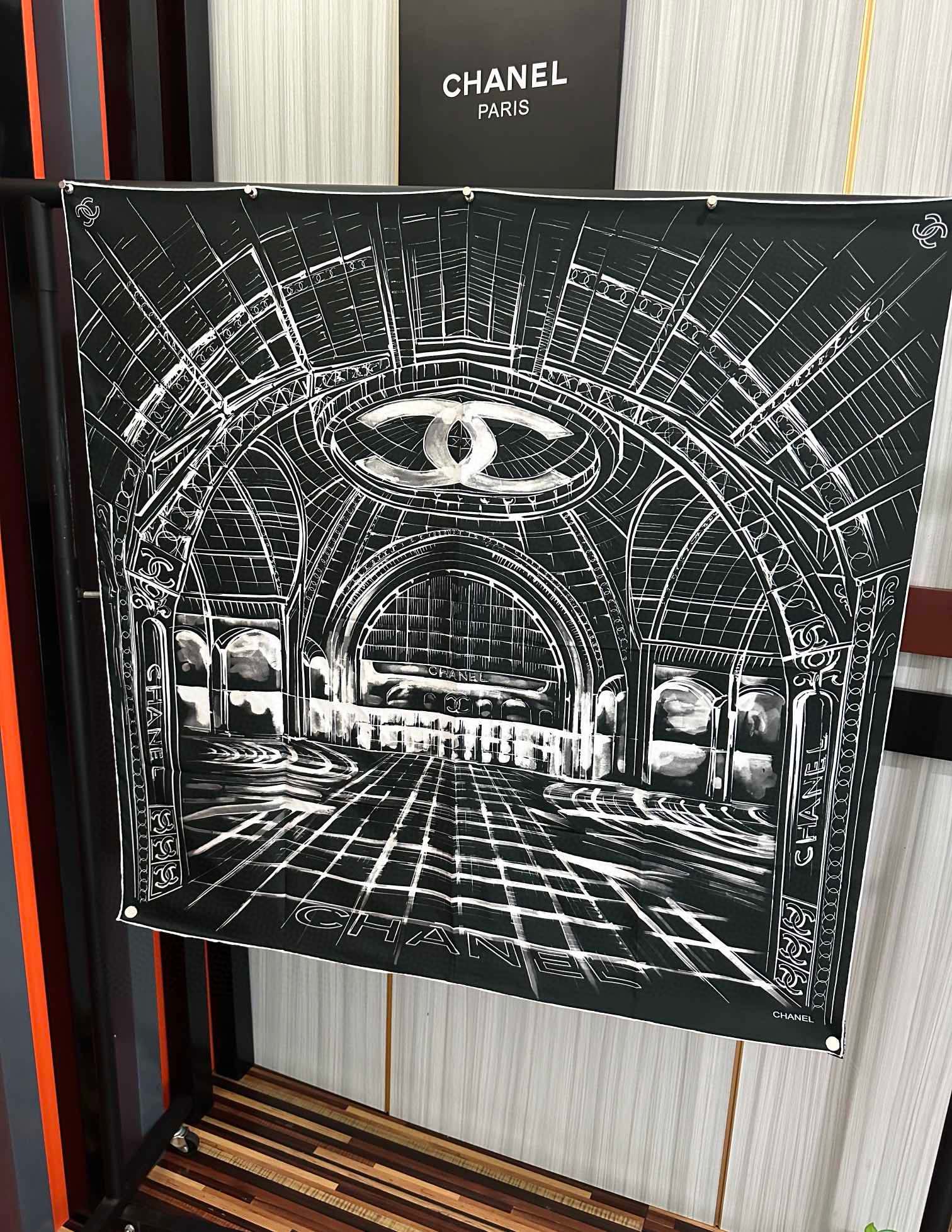 。2010新款 香奈 今年的爆款 这款必入丝巾 官网同步 的图案是巴黎大皇宫中被命名为“Gabriell