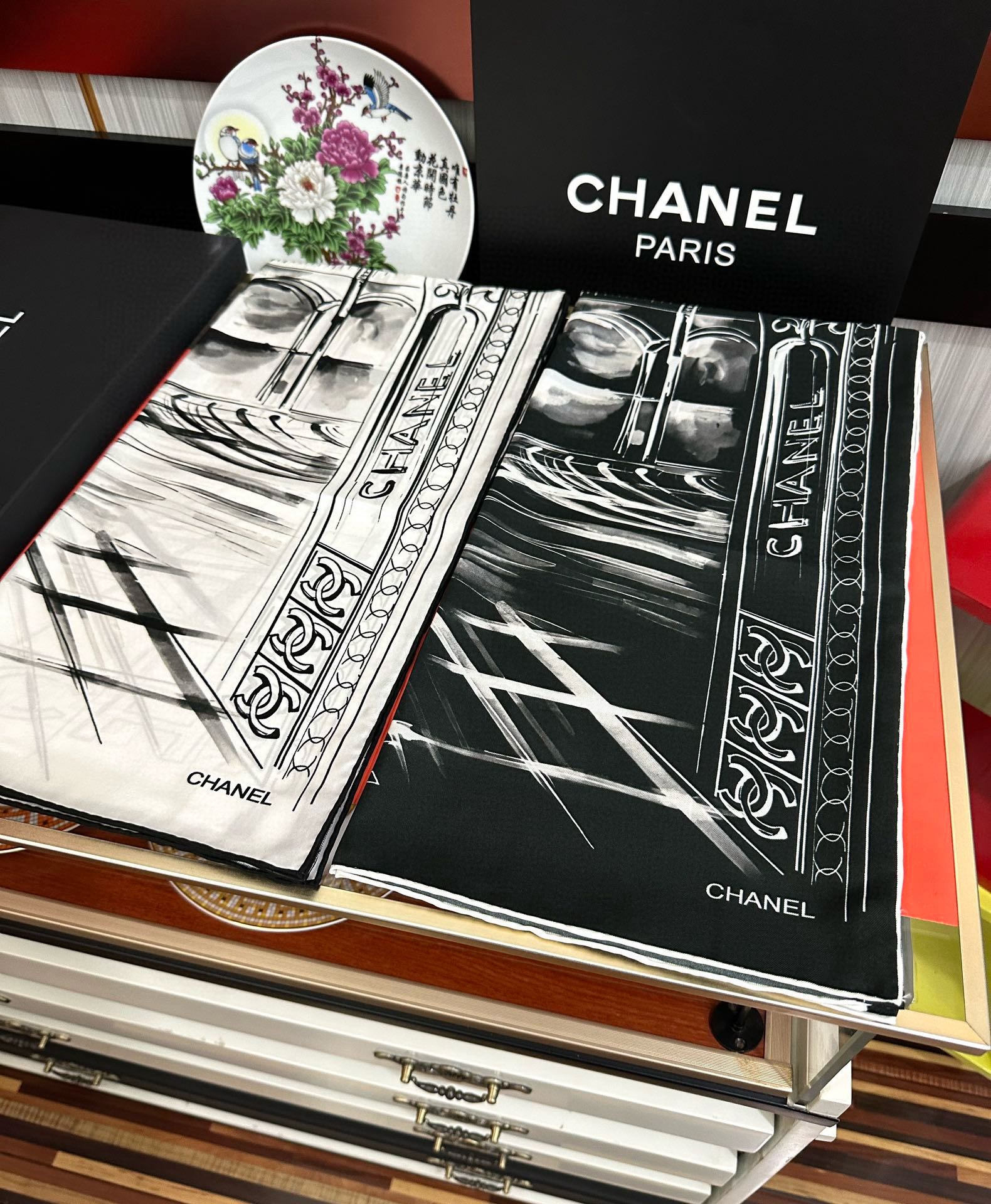 。2010新款 香奈 今年的爆款 这款必入丝巾 官网同步 的图案是巴黎大皇宫中被命名为“Gabriell