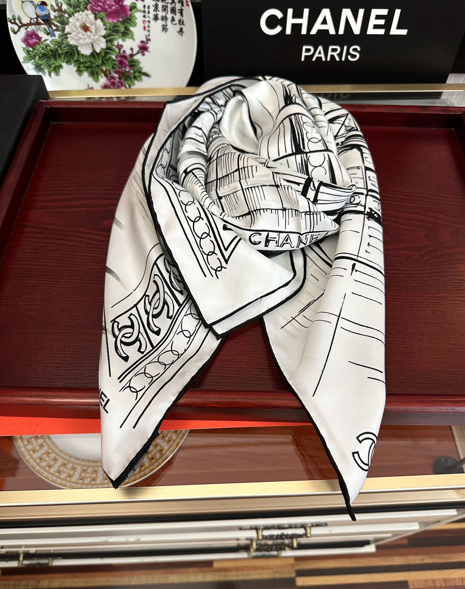 。2010新款 香奈 今年的爆款 这款必入丝巾 官网同步 的图案是巴黎大皇宫中被命名为“Gabriell