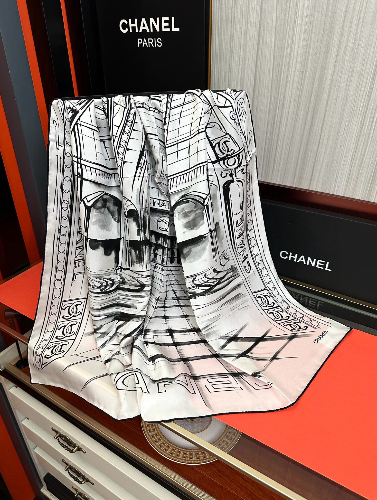 。2010新款 香奈 今年的爆款 这款必入丝巾 官网同步 的图案是巴黎大皇宫中被命名为“Gabriell