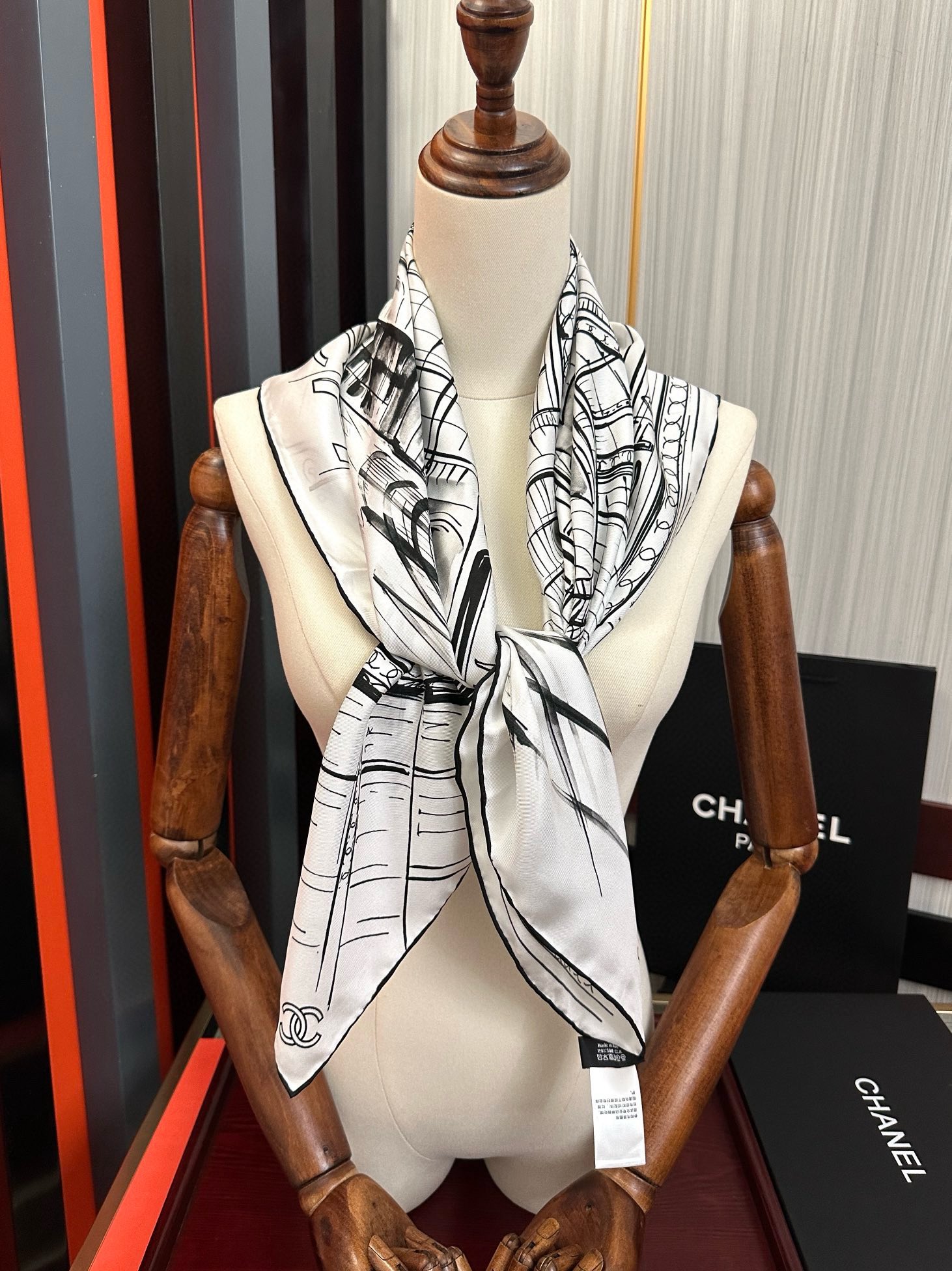 。2010新款 香奈 今年的爆款 这款必入丝巾 官网同步 的图案是巴黎大皇宫中被命名为“Gabriell