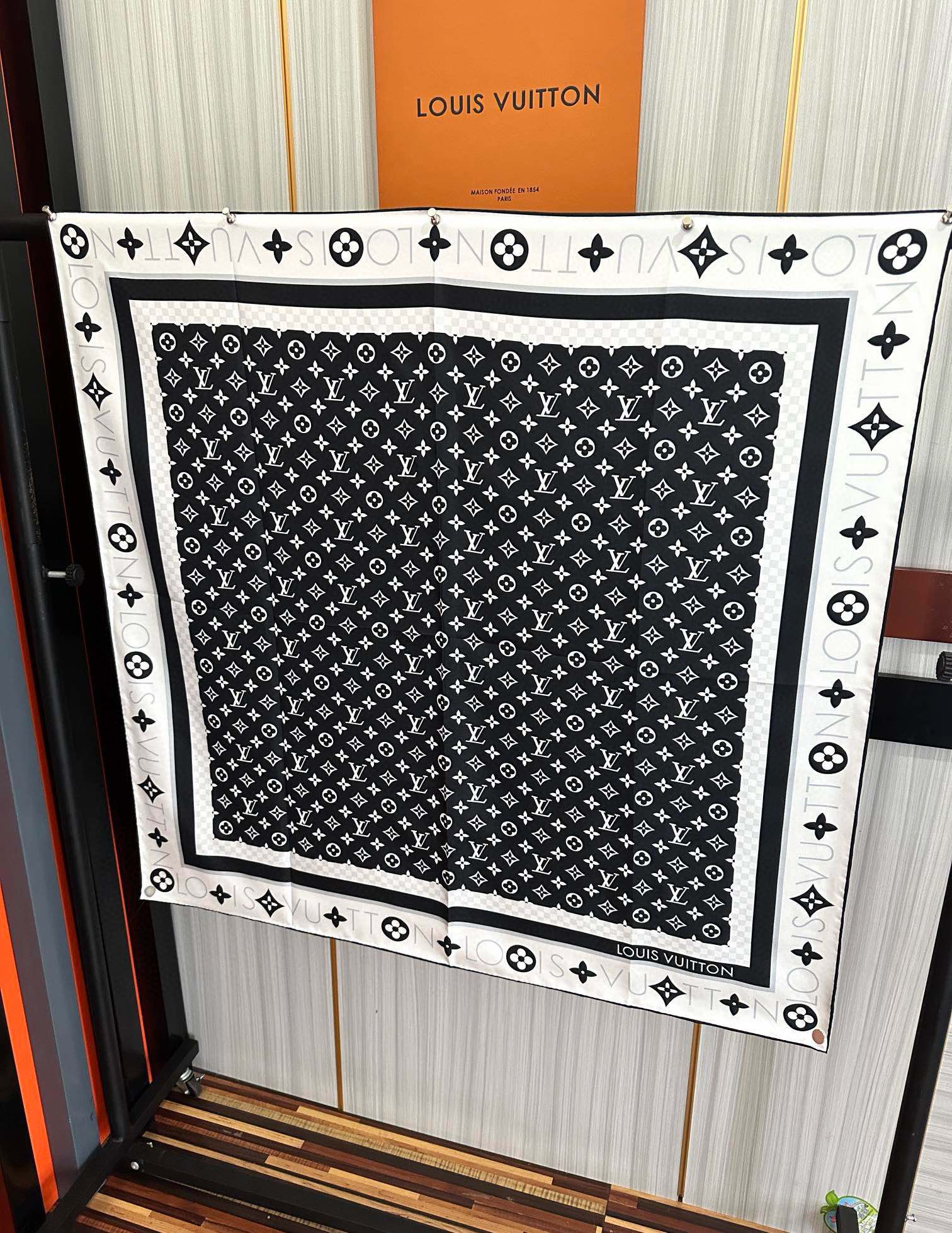 [太阳] LV 25官网同步【双面同色】随便怎么围都好看[發]太美了[庆祝]顶级的设计[發]风格非常适合