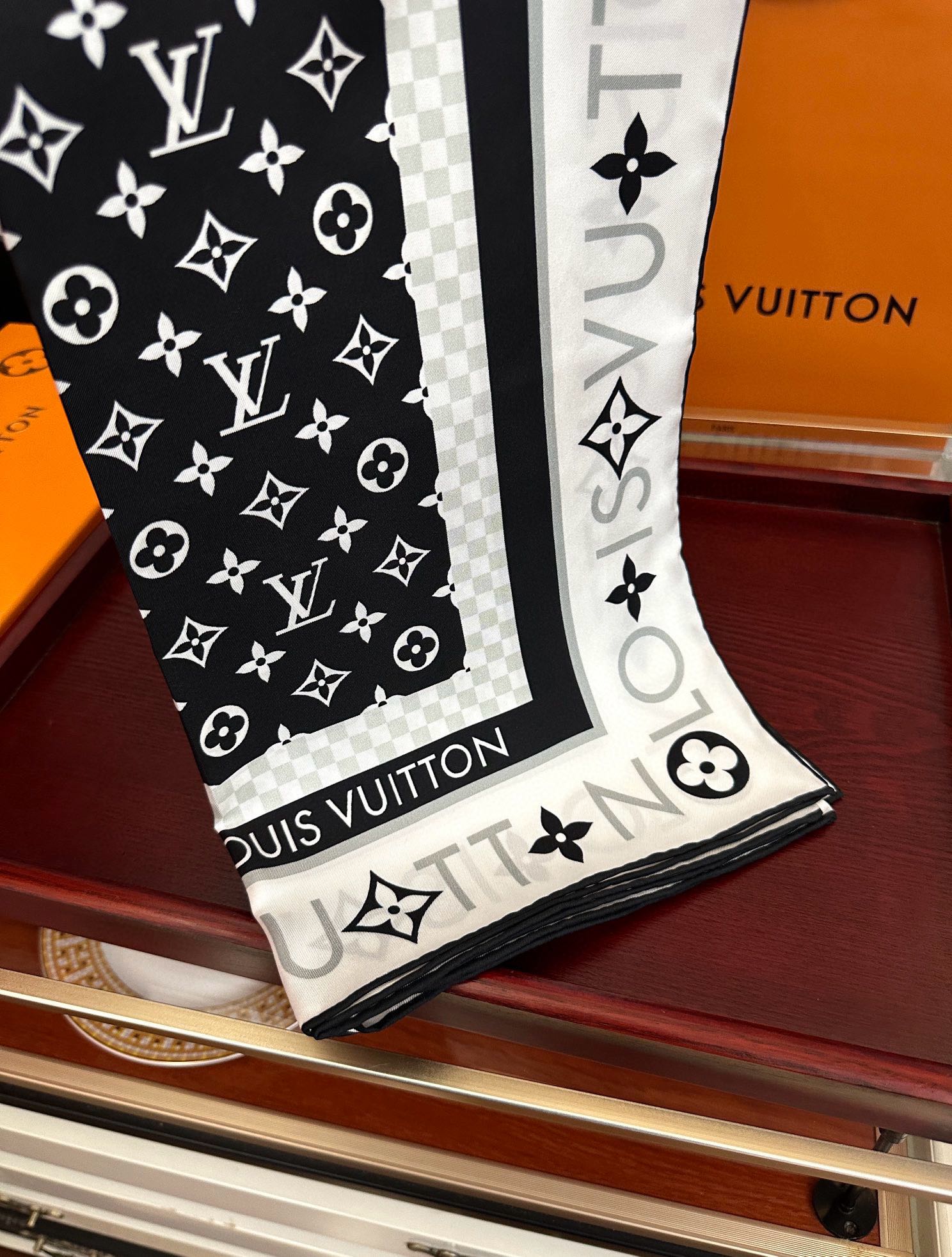 [太阳] LV 25官网同步【双面同色】随便怎么围都好看[發]太美了[庆祝]顶级的设计[發]风格非常适合