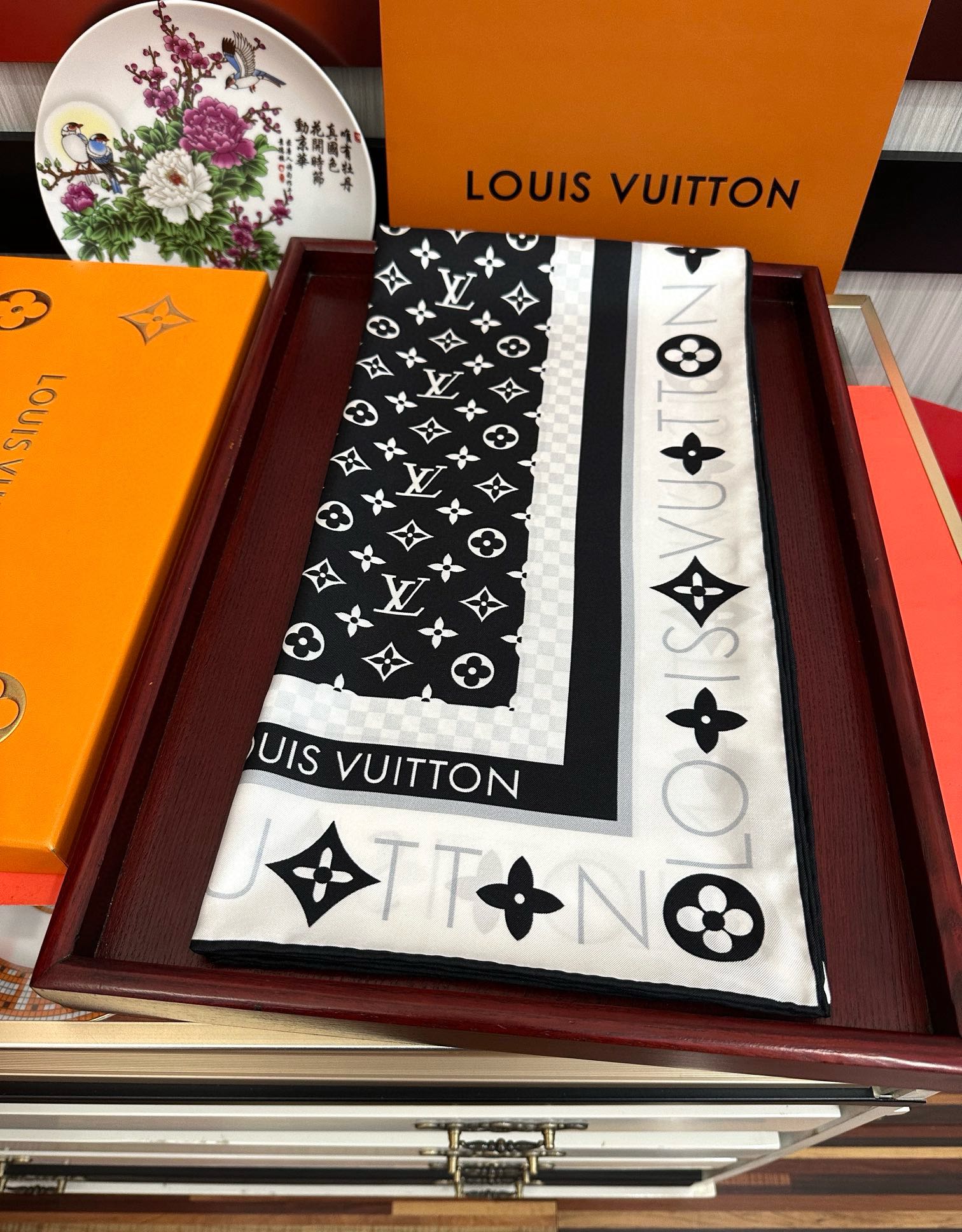 [太阳] LV 25官网同步【双面同色】随便怎么围都好看[發]太美了[庆祝]顶级的设计[發]风格非常适合