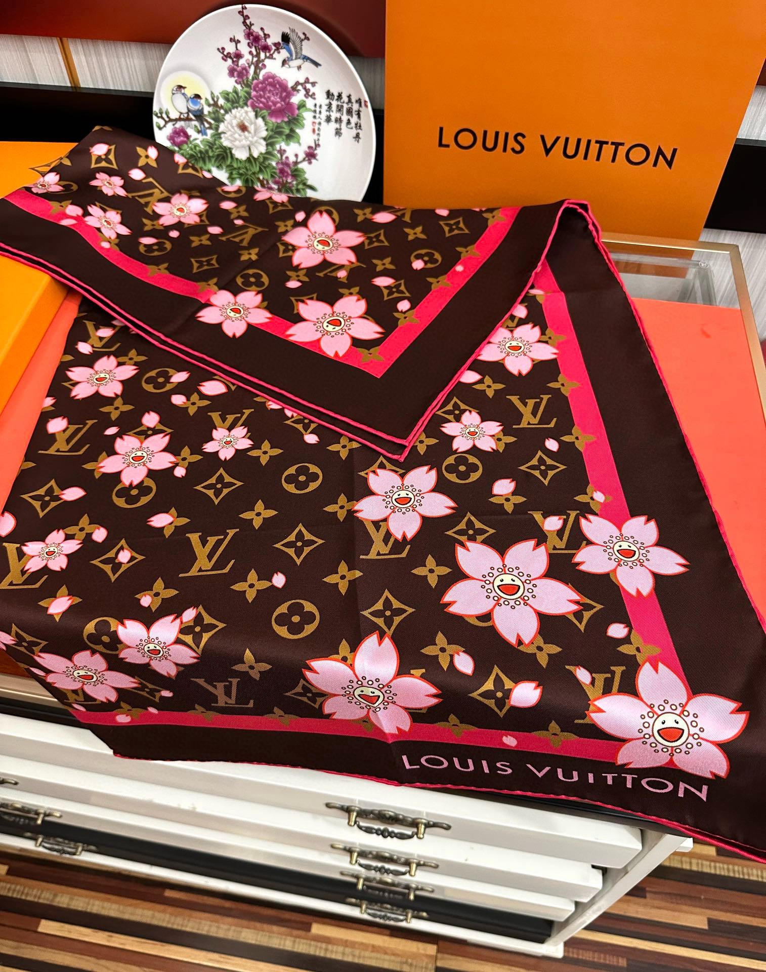 。高版本 LV官网同步【双面同色】太阳🌞花朵系列 太美了[庆祝]“L家”90典藏方巾通过别致的经典色彩向