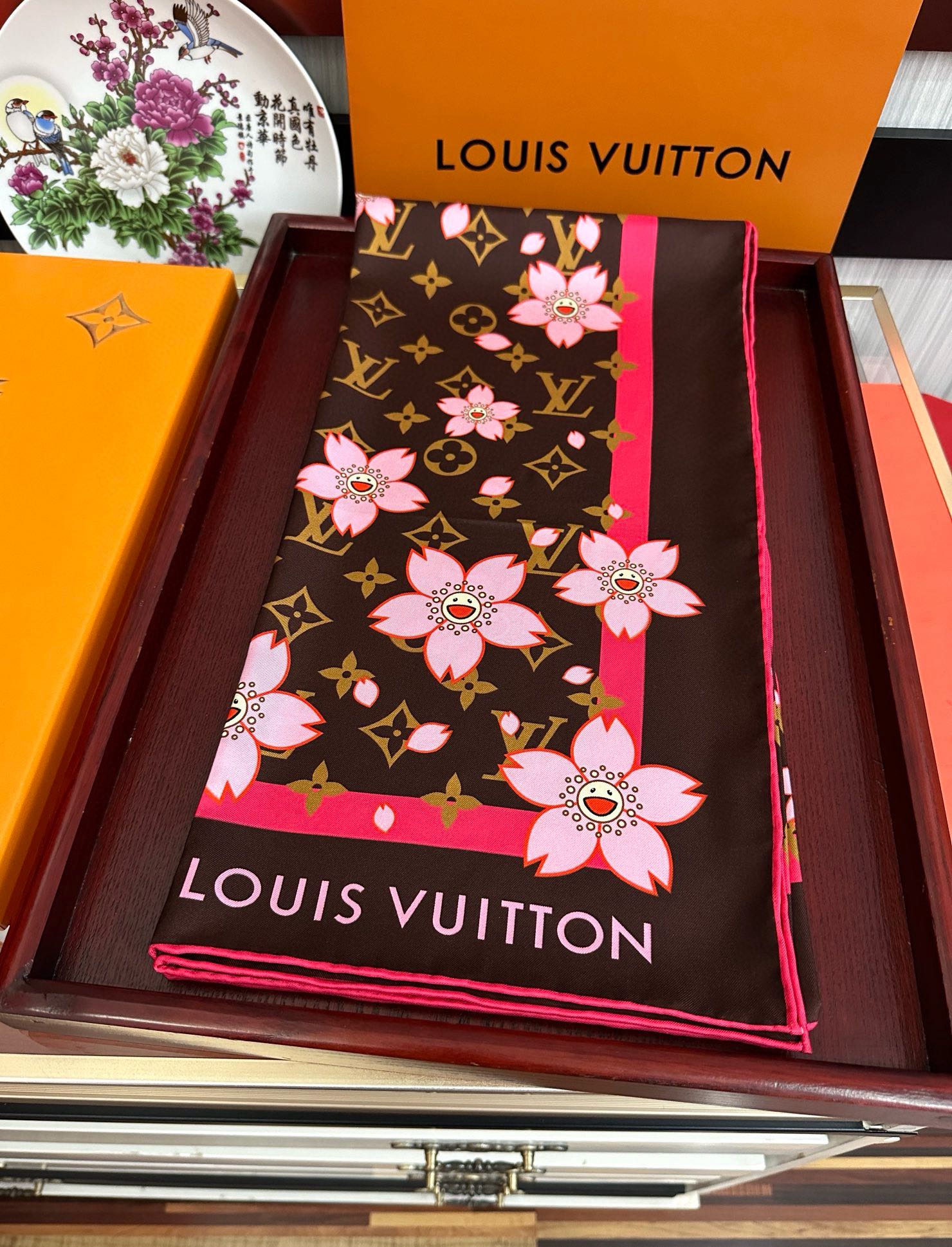 。高版本 LV官网同步【双面同色】太阳🌞花朵系列 太美了[庆祝]“L家”90典藏方巾通过别致的经典色彩向