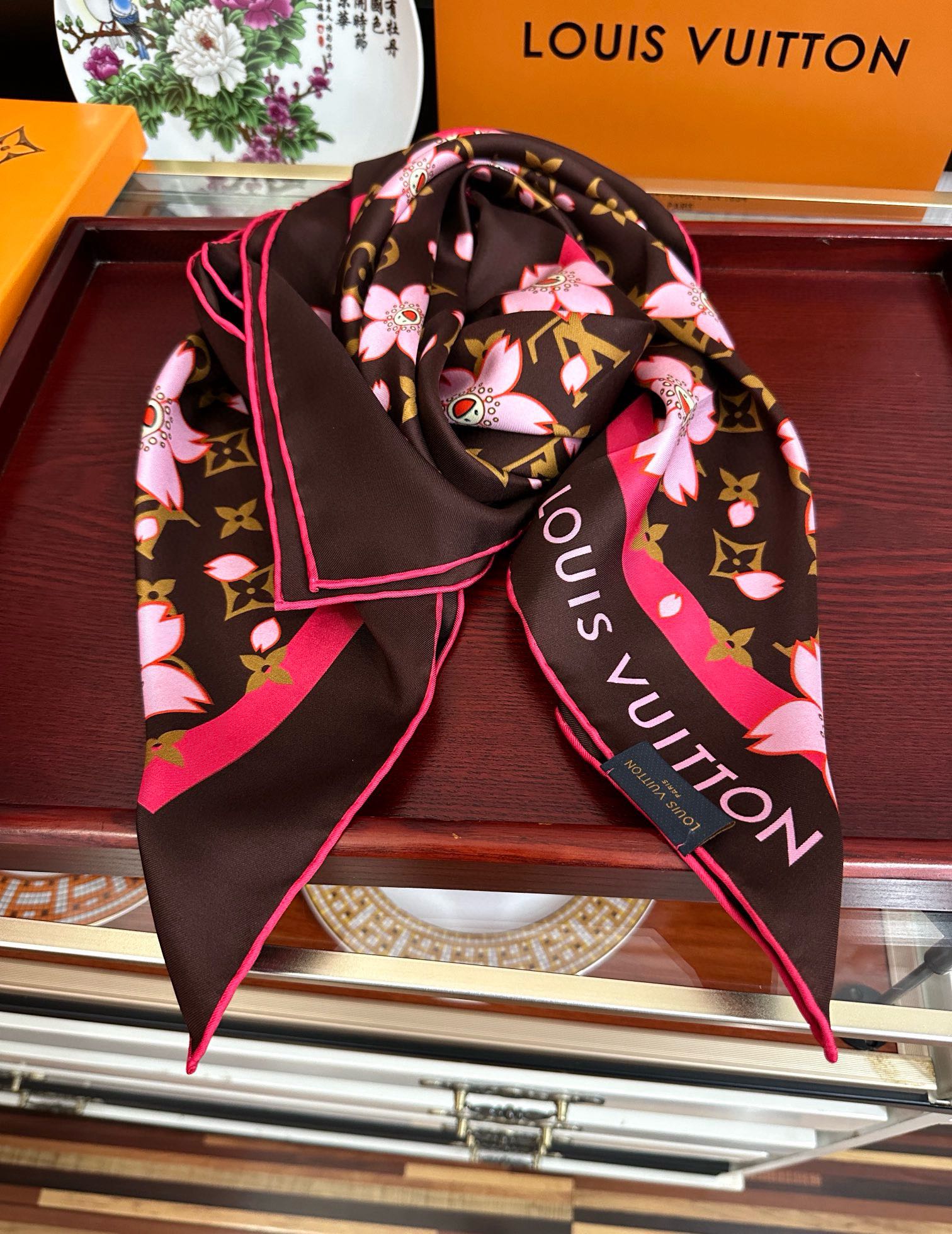 。高版本 LV官网同步【双面同色】太阳🌞花朵系列 太美了[庆祝]“L家”90典藏方巾通过别致的经典色彩向