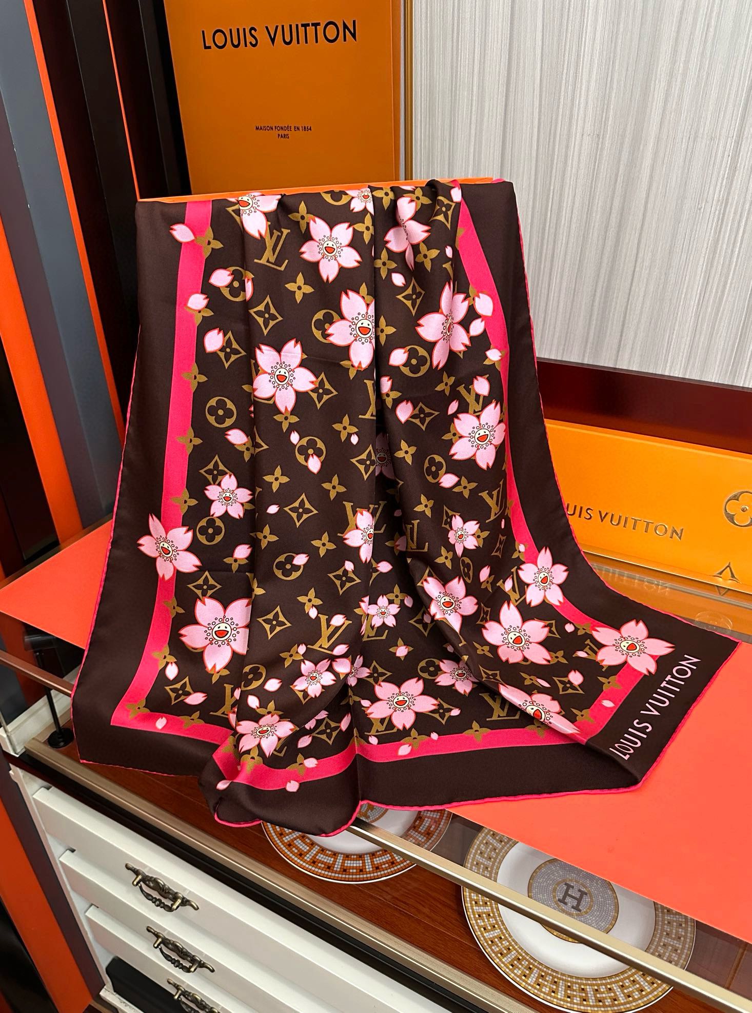 。高版本 LV官网同步【双面同色】太阳🌞花朵系列 太美了[庆祝]“L家”90典藏方巾通过别致的经典色彩向