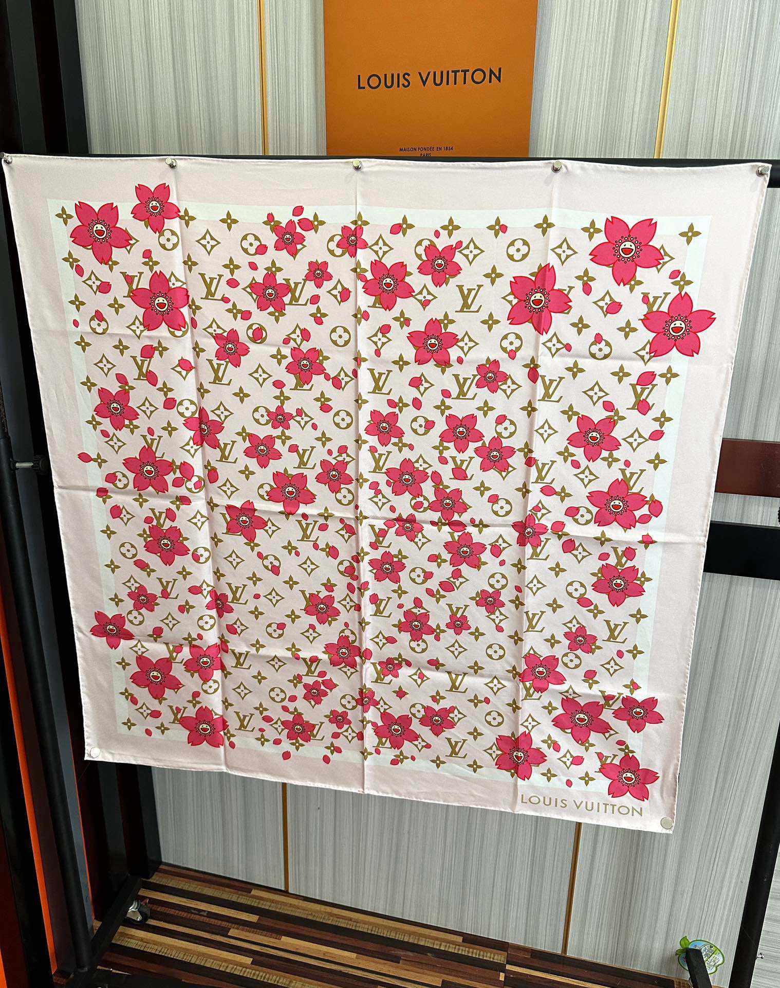 。高版本 LV官网同步【双面同色】太阳🌞花朵系列 太美了[庆祝]“L家”90典藏方巾通过别致的经典色彩向